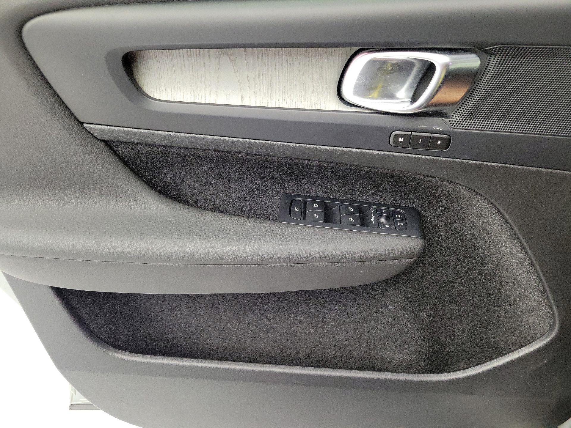 Thumbnail: 2024 Volvo XC40 - 12