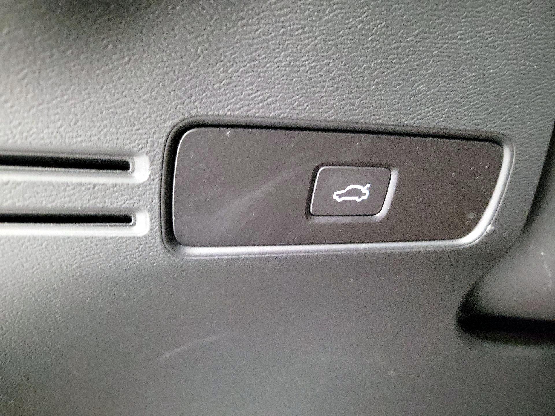 Thumbnail: 2024 Volvo XC40 - 13