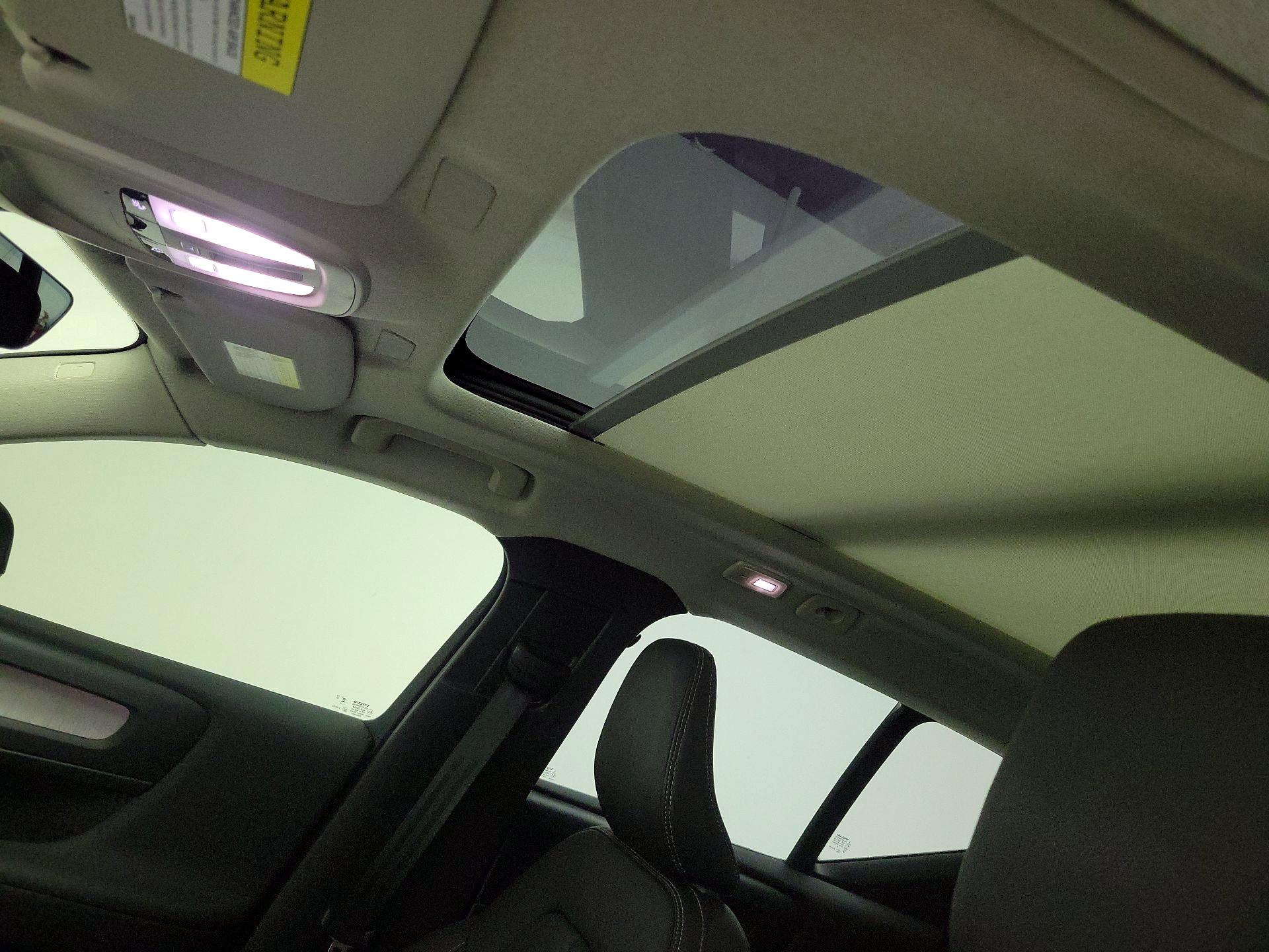 Thumbnail: 2024 Volvo XC40 - 19