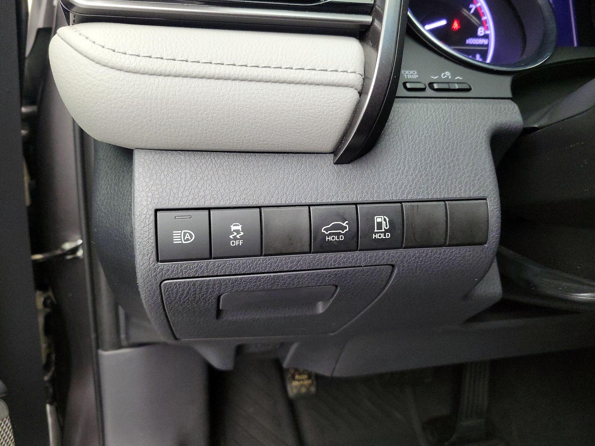 Thumbnail: 2019 Toyota Camry - 13