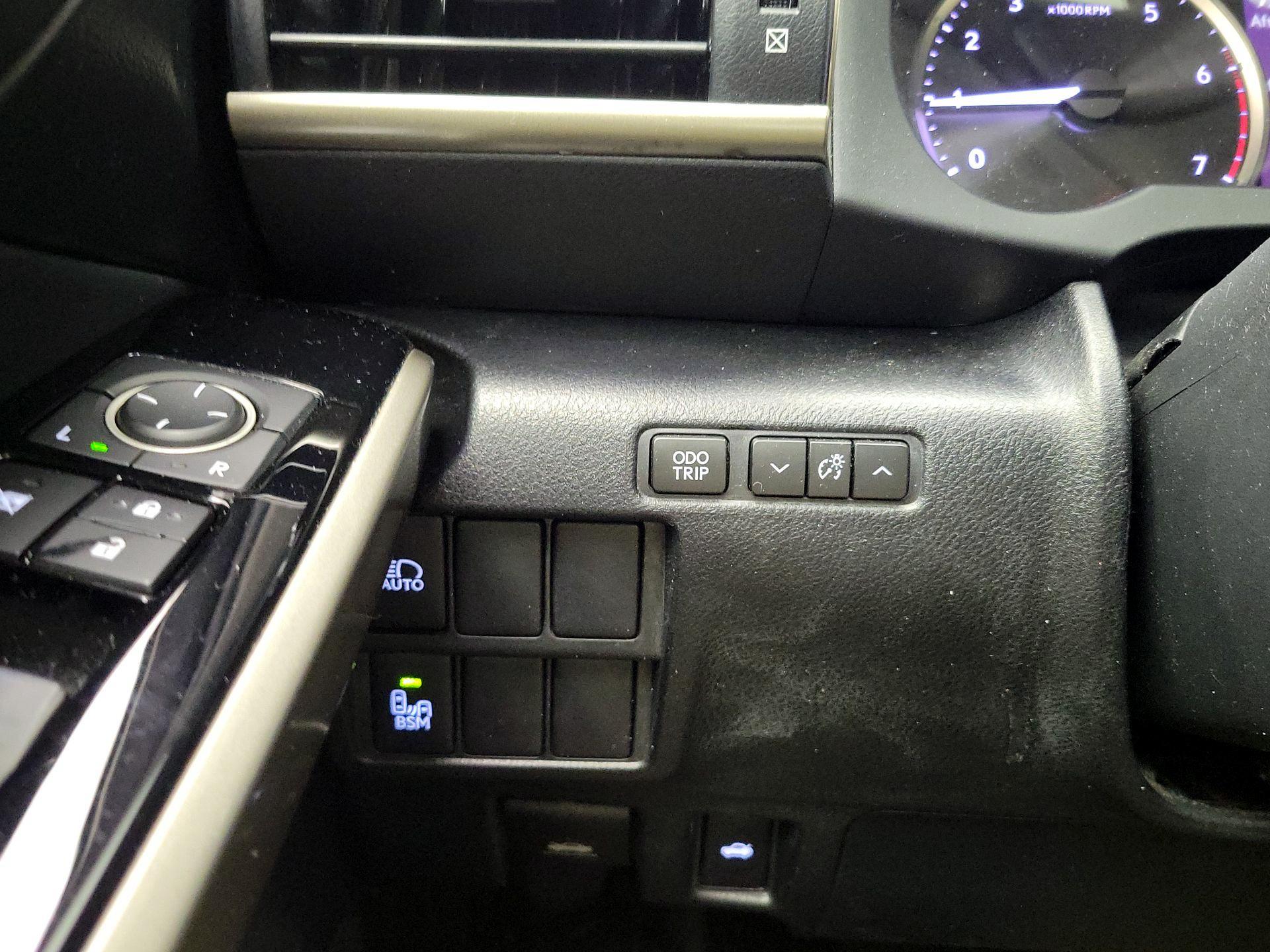 Thumbnail: 2018 Lexus IS - 13