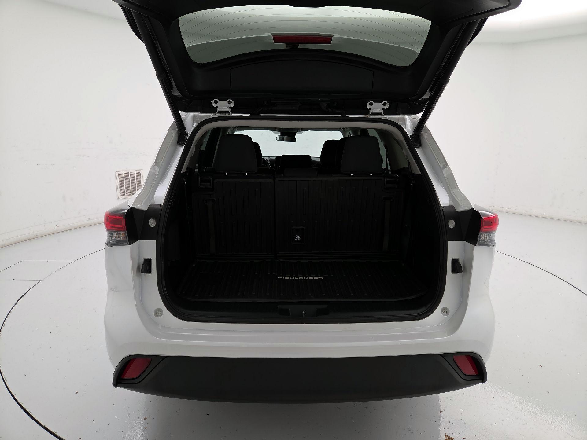 Thumbnail: 2023 Toyota Highlander - 20