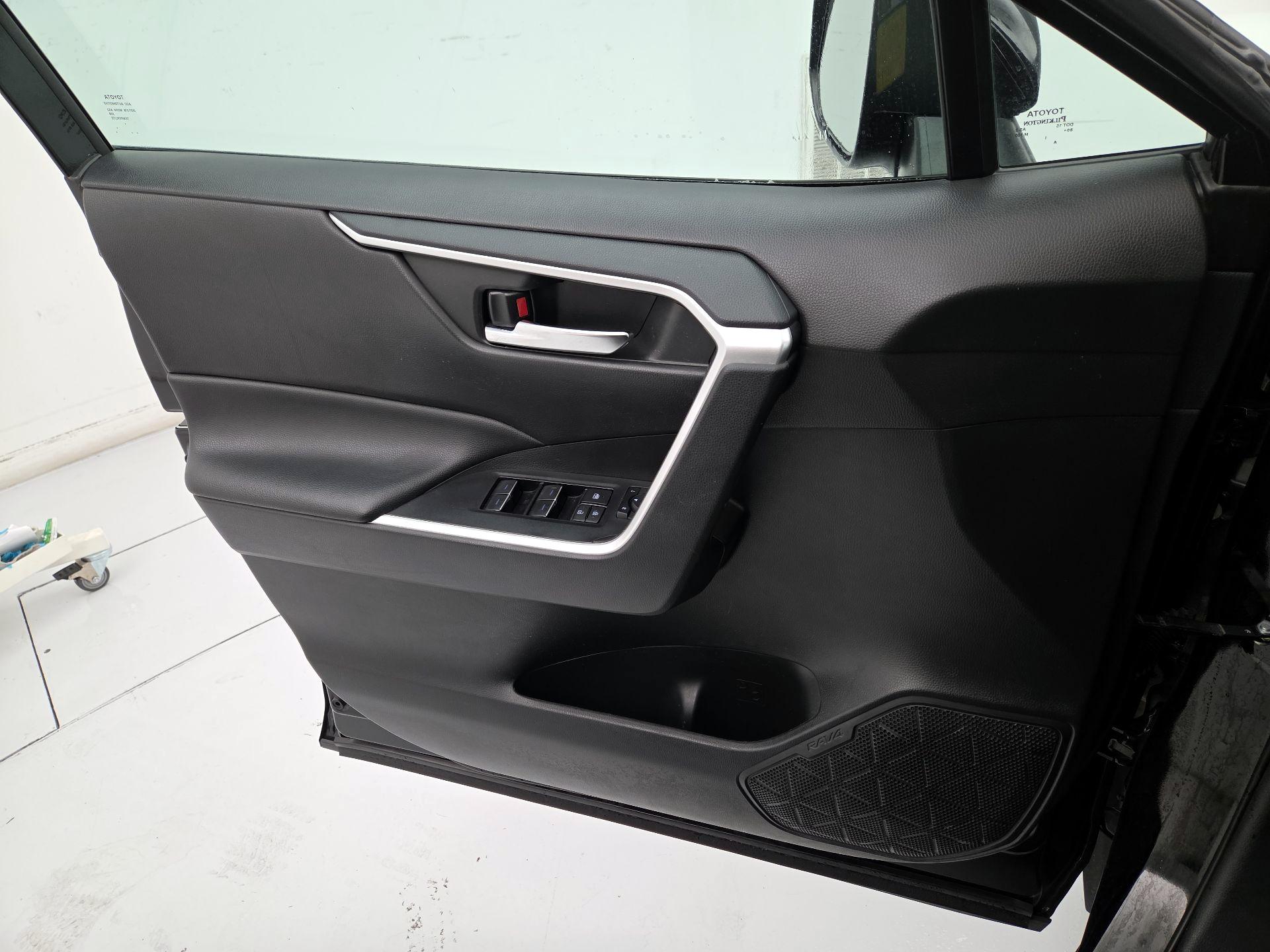 Thumbnail: 2022 Toyota RAV4 - 12