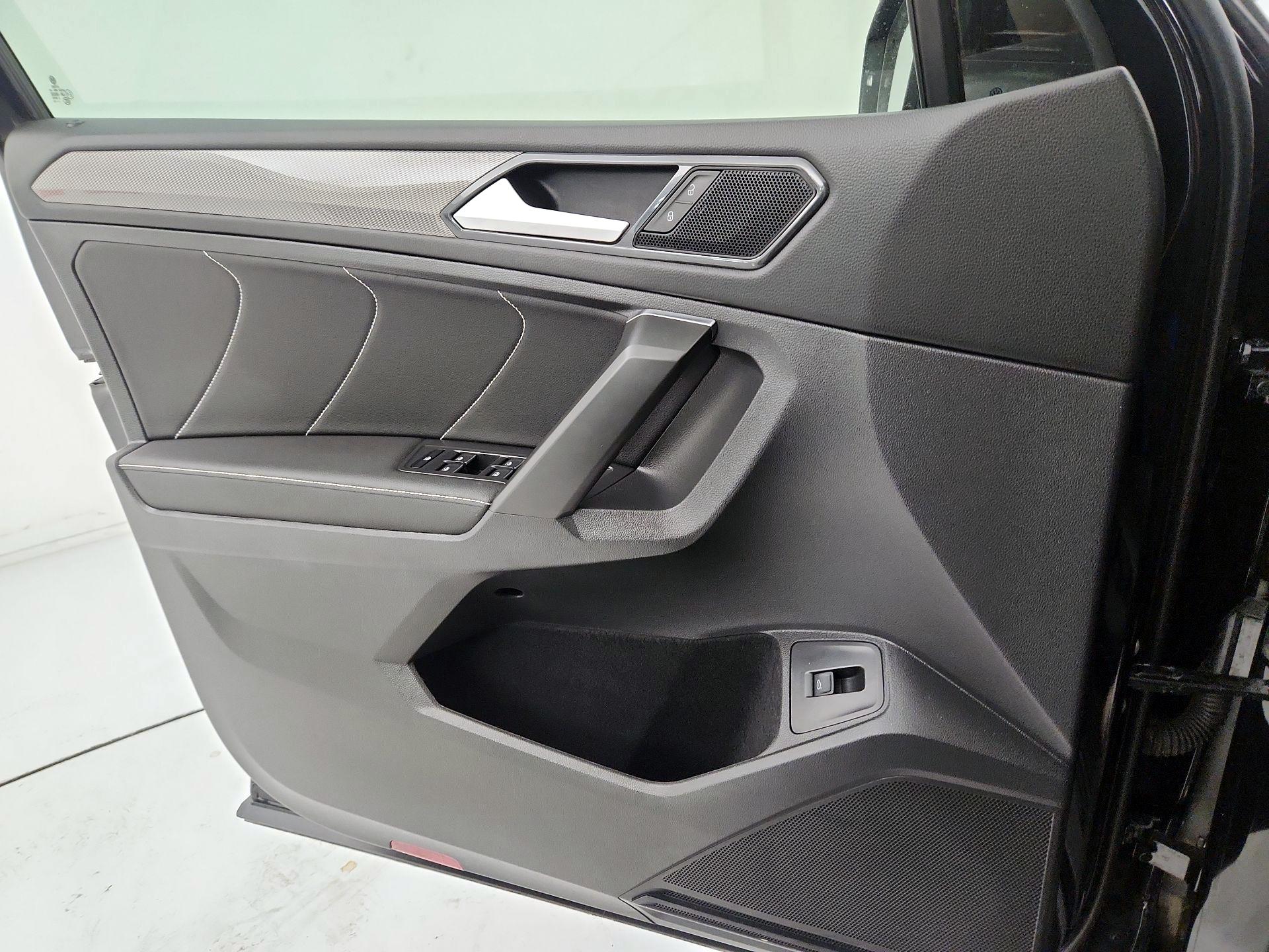 Thumbnail: 2022 Volkswagen Tiguan - 12