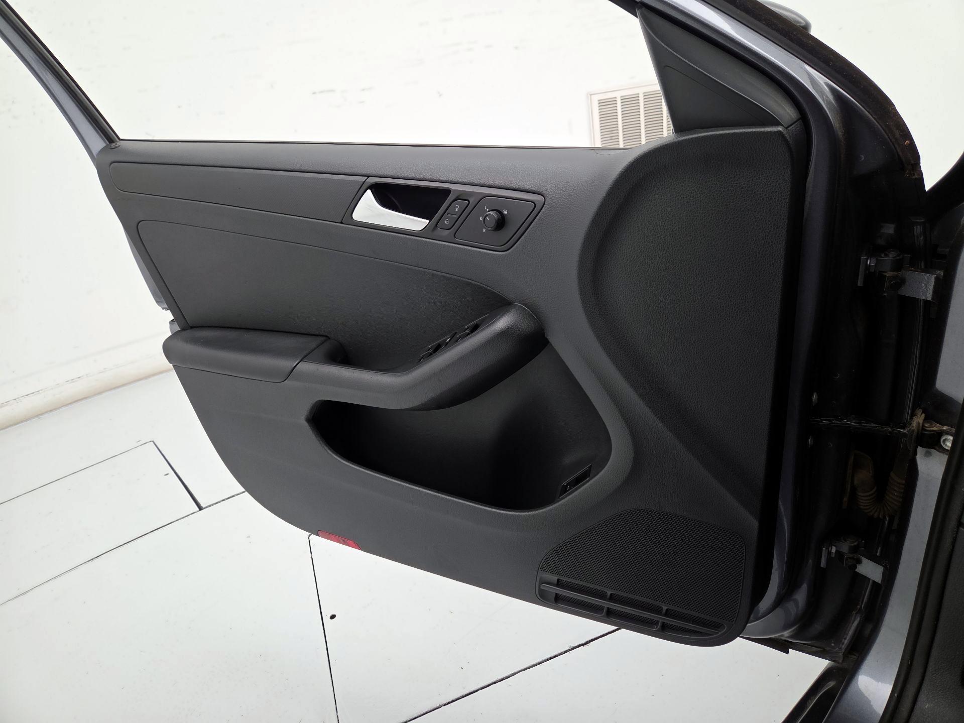 Thumbnail: 2015 Volkswagen Jetta - 12