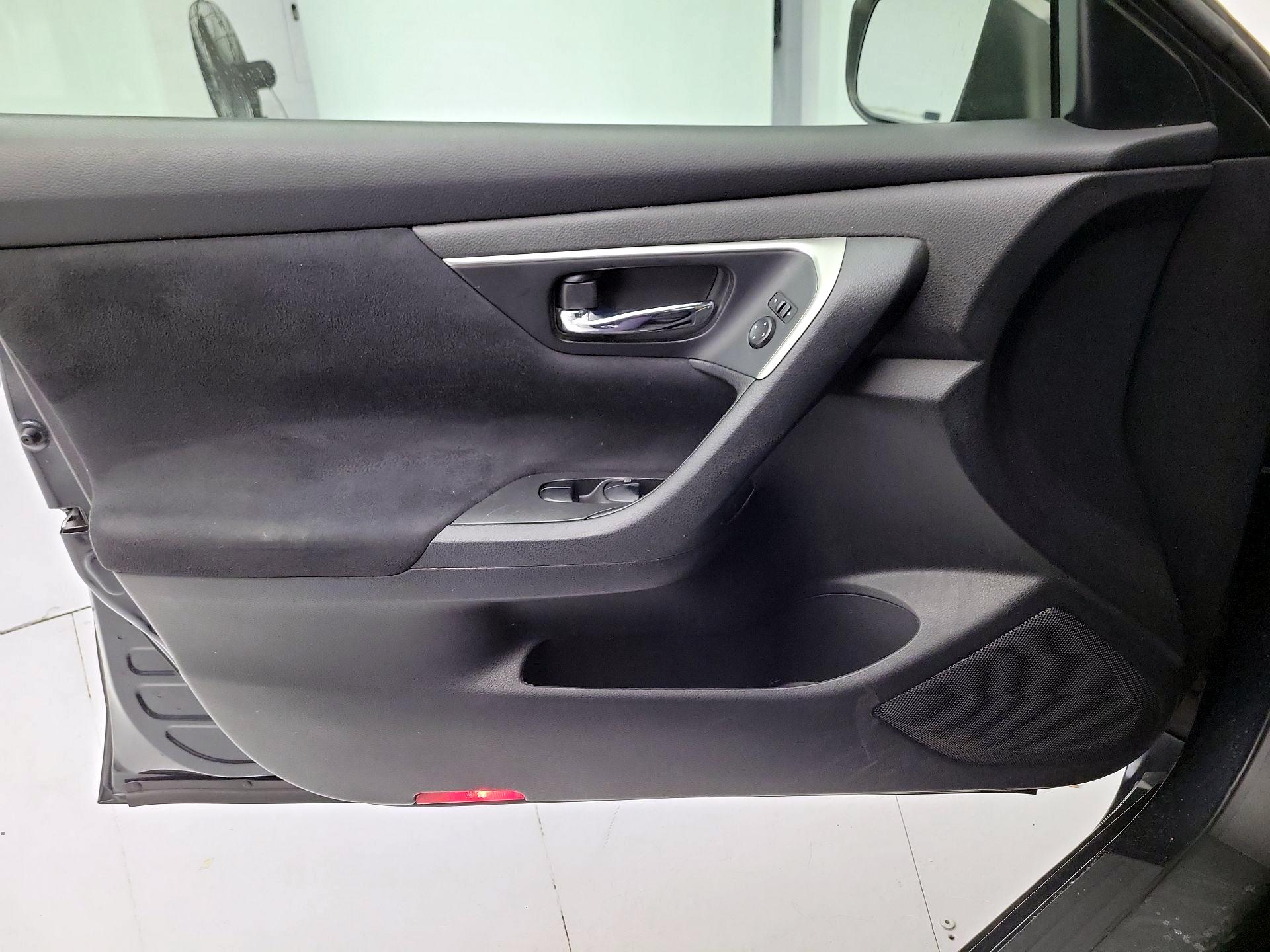 Thumbnail: 2015 Nissan Altima - 12