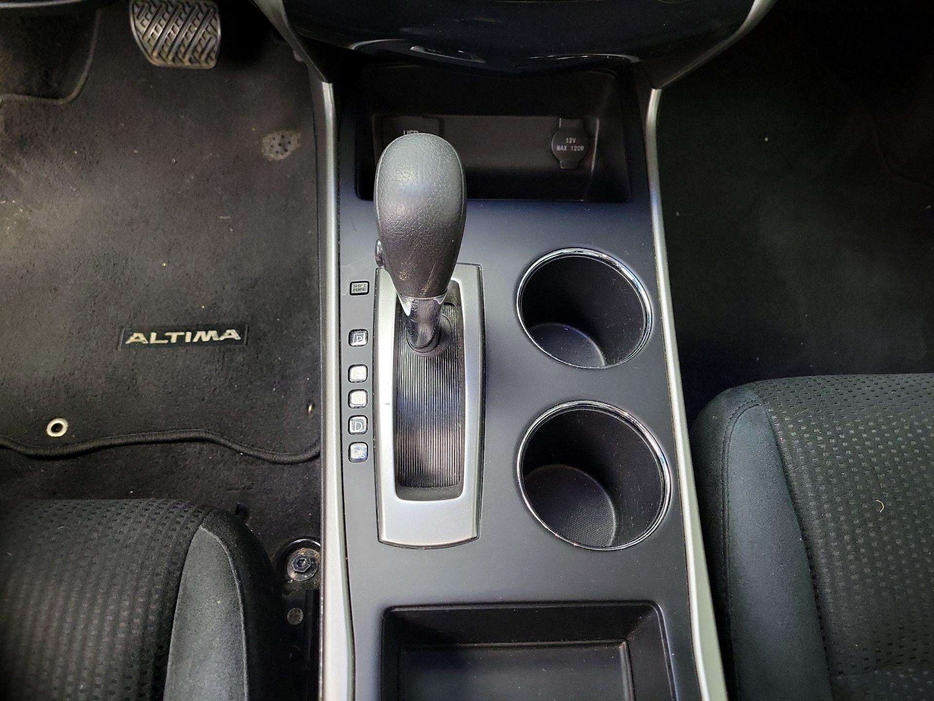 Thumbnail: 2015 Nissan Altima - 17