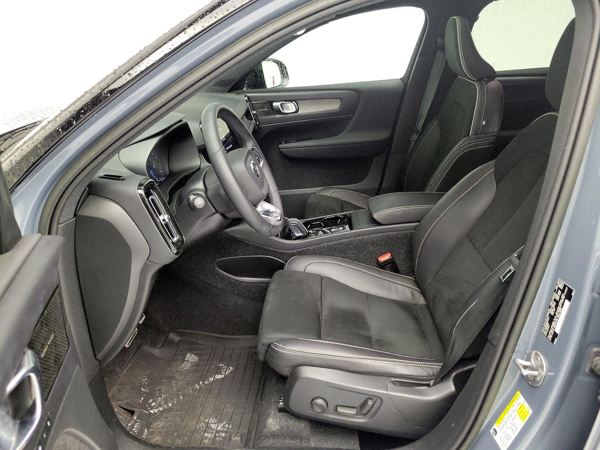 Thumbnail: 2022 Volvo XC40 - 9