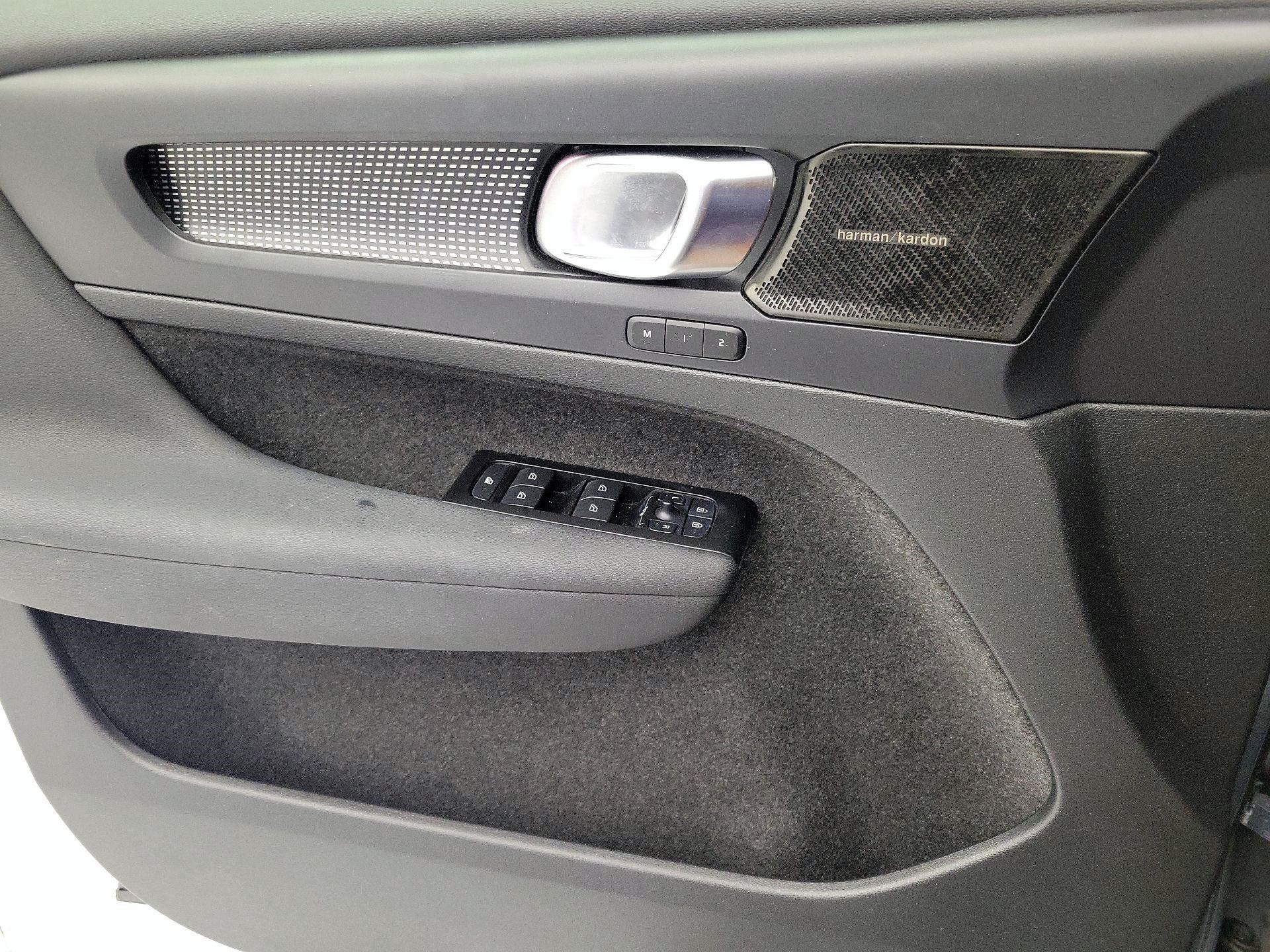 Thumbnail: 2022 Volvo XC40 - 10