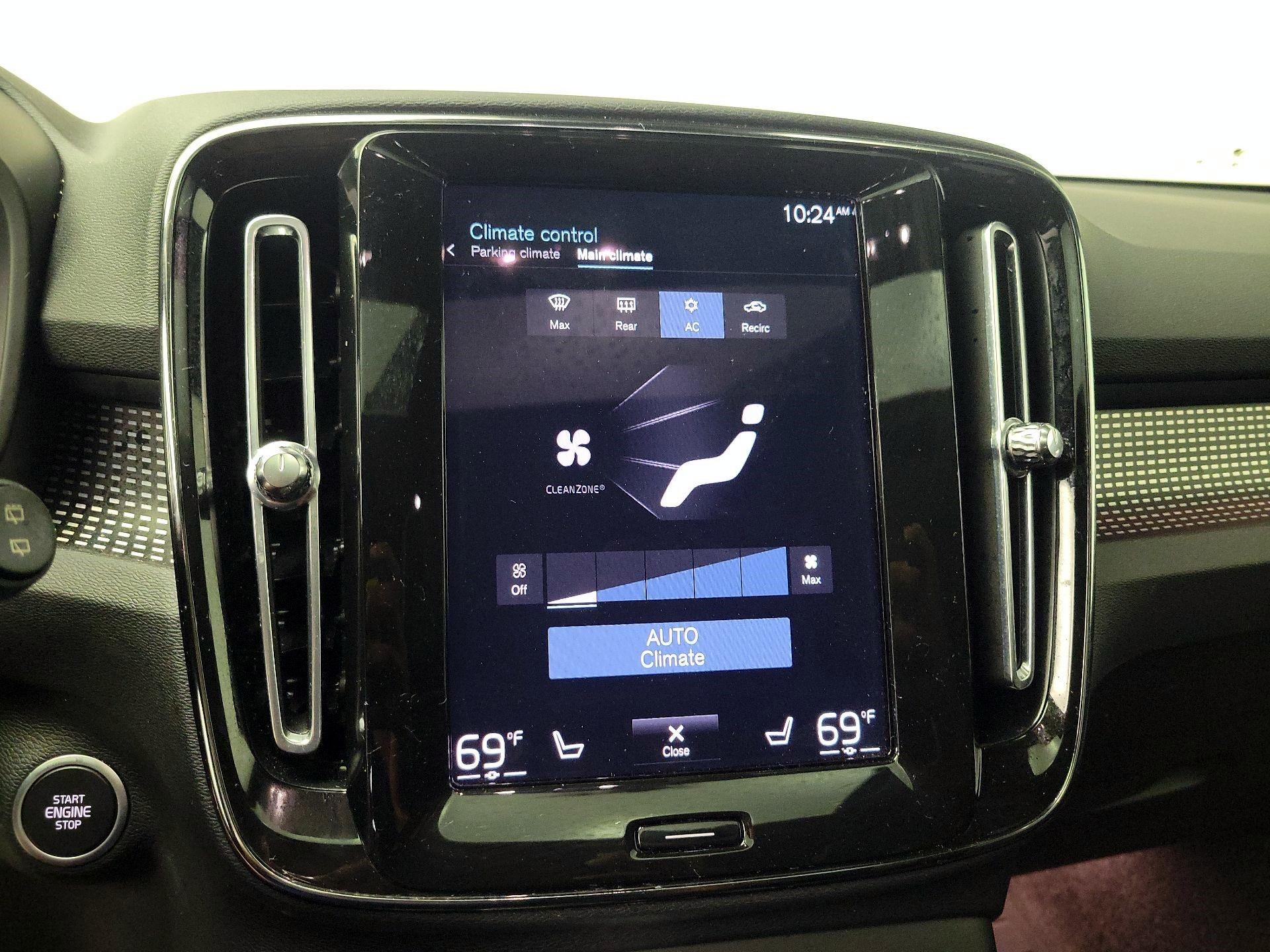 Thumbnail: 2022 Volvo XC40 - 13