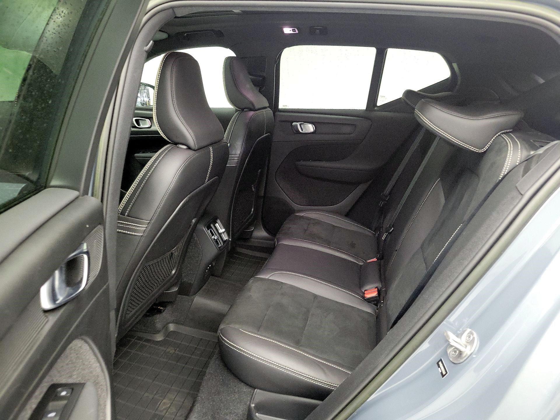 Thumbnail: 2022 Volvo XC40 - 17