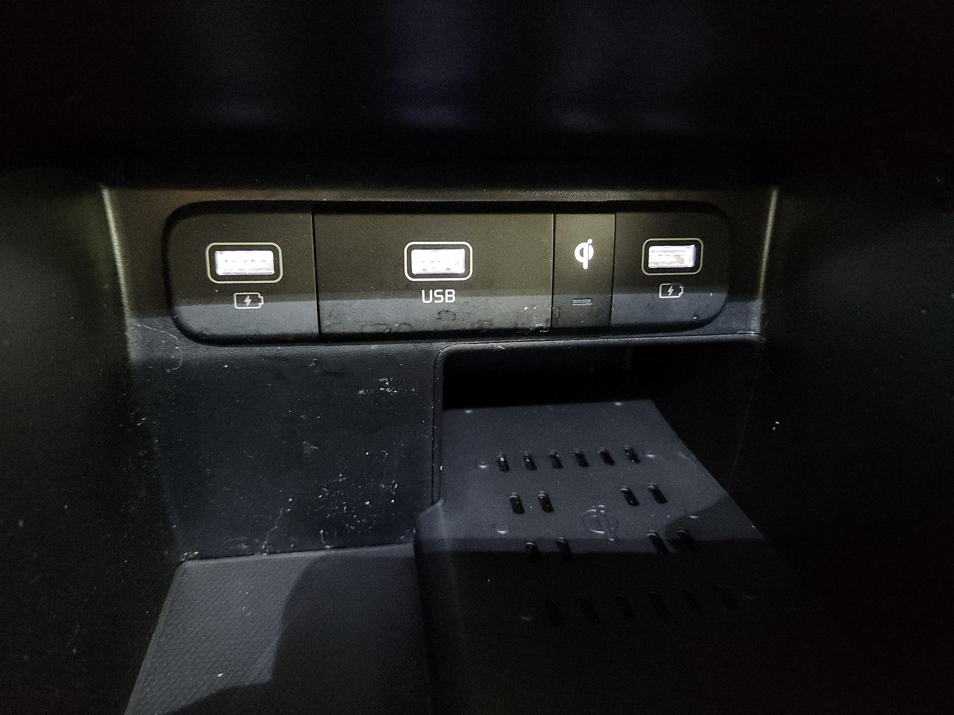 Thumbnail: 2023 Kia Sorento - 18