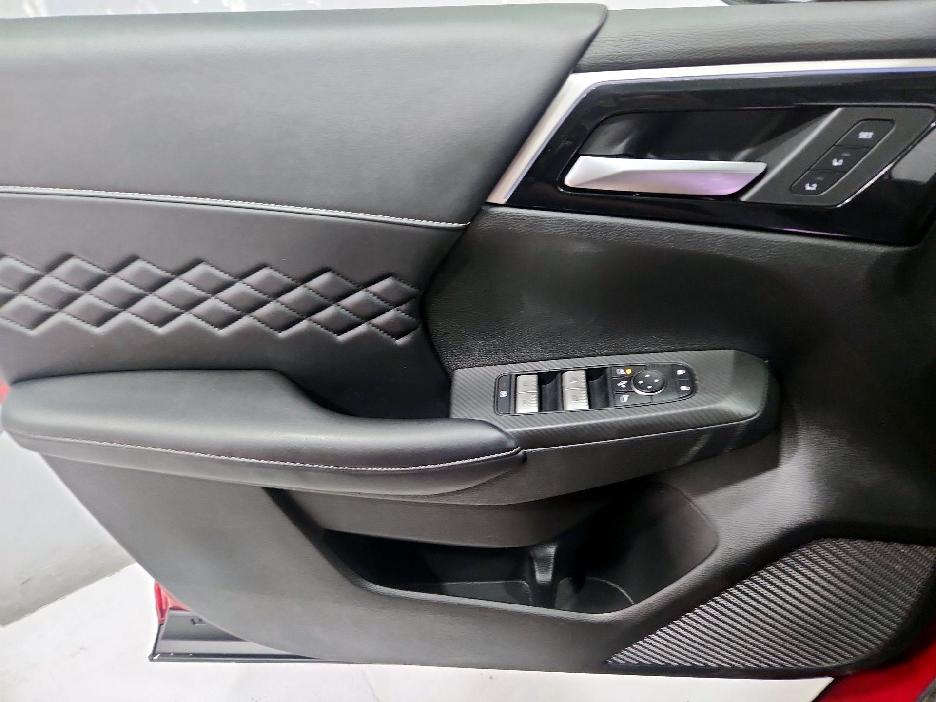 Thumbnail: 2024 Mitsubishi Outlander - 12