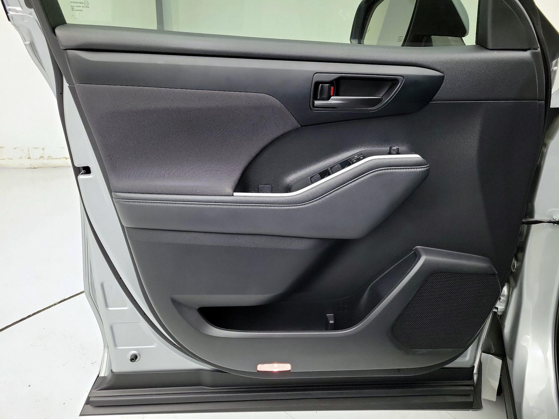 Thumbnail: 2023 Toyota Highlander - 12