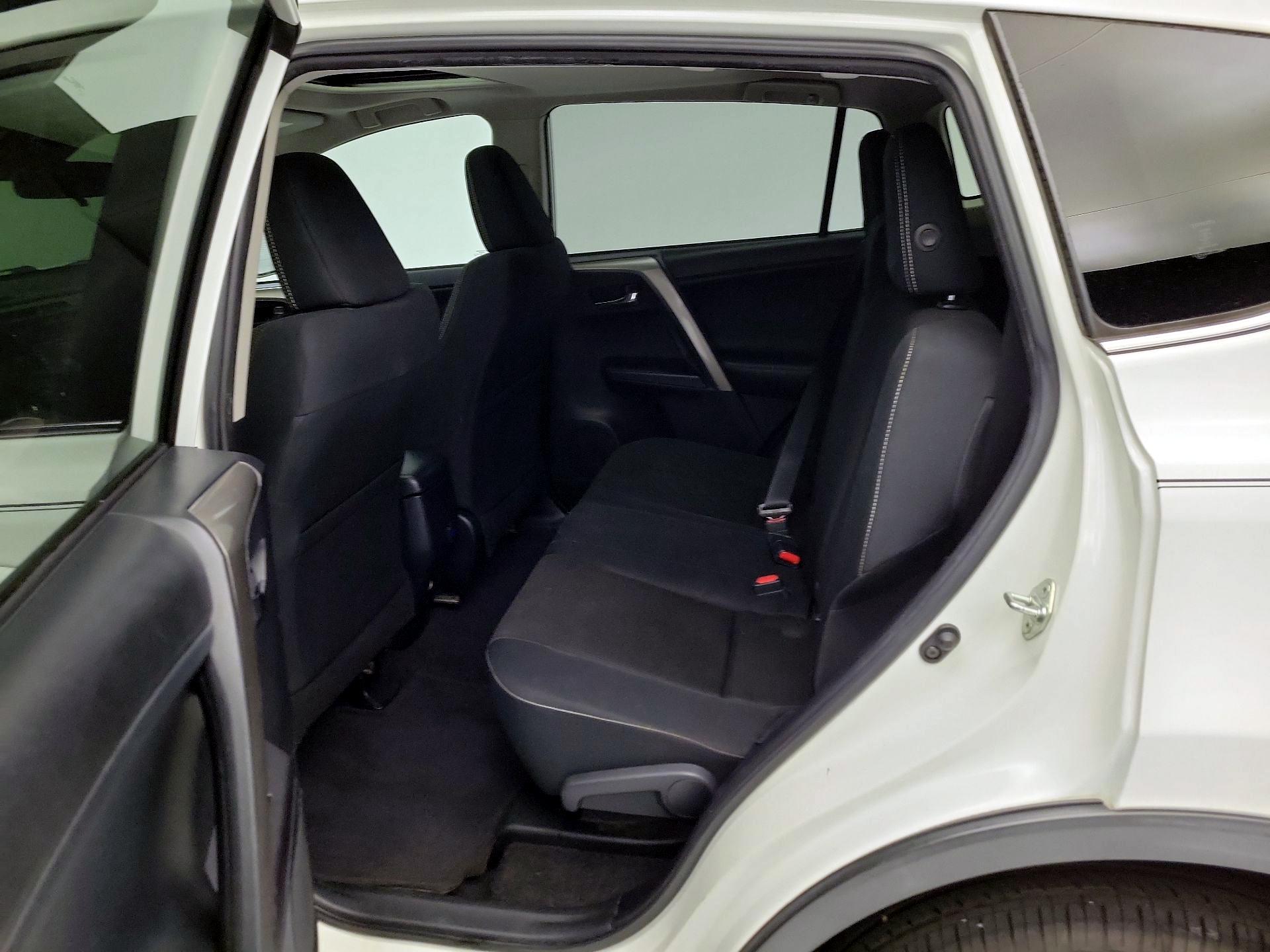 Thumbnail: 2018 Toyota RAV4 - 20