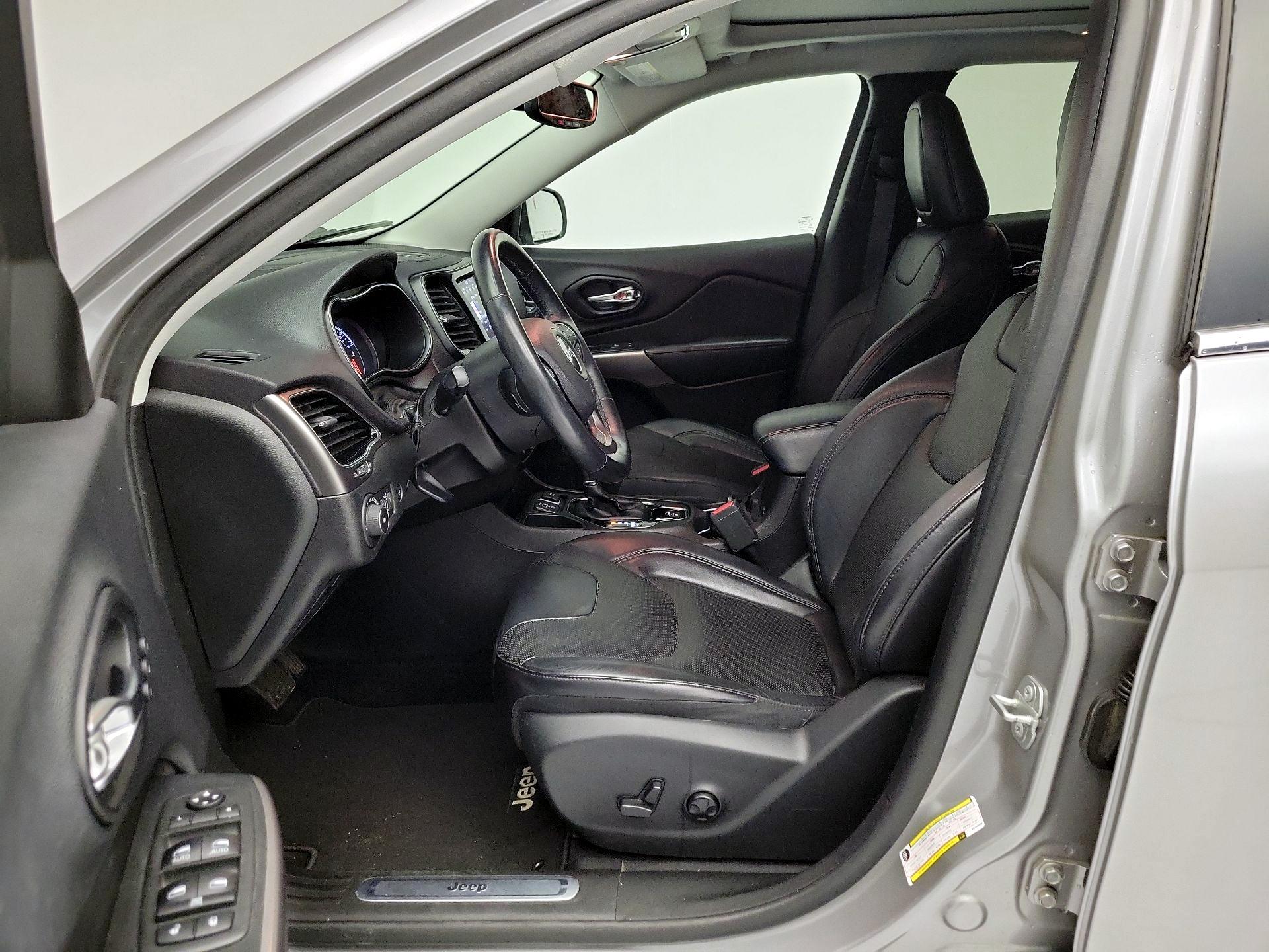 Thumbnail: 2019 Jeep Cherokee - 11