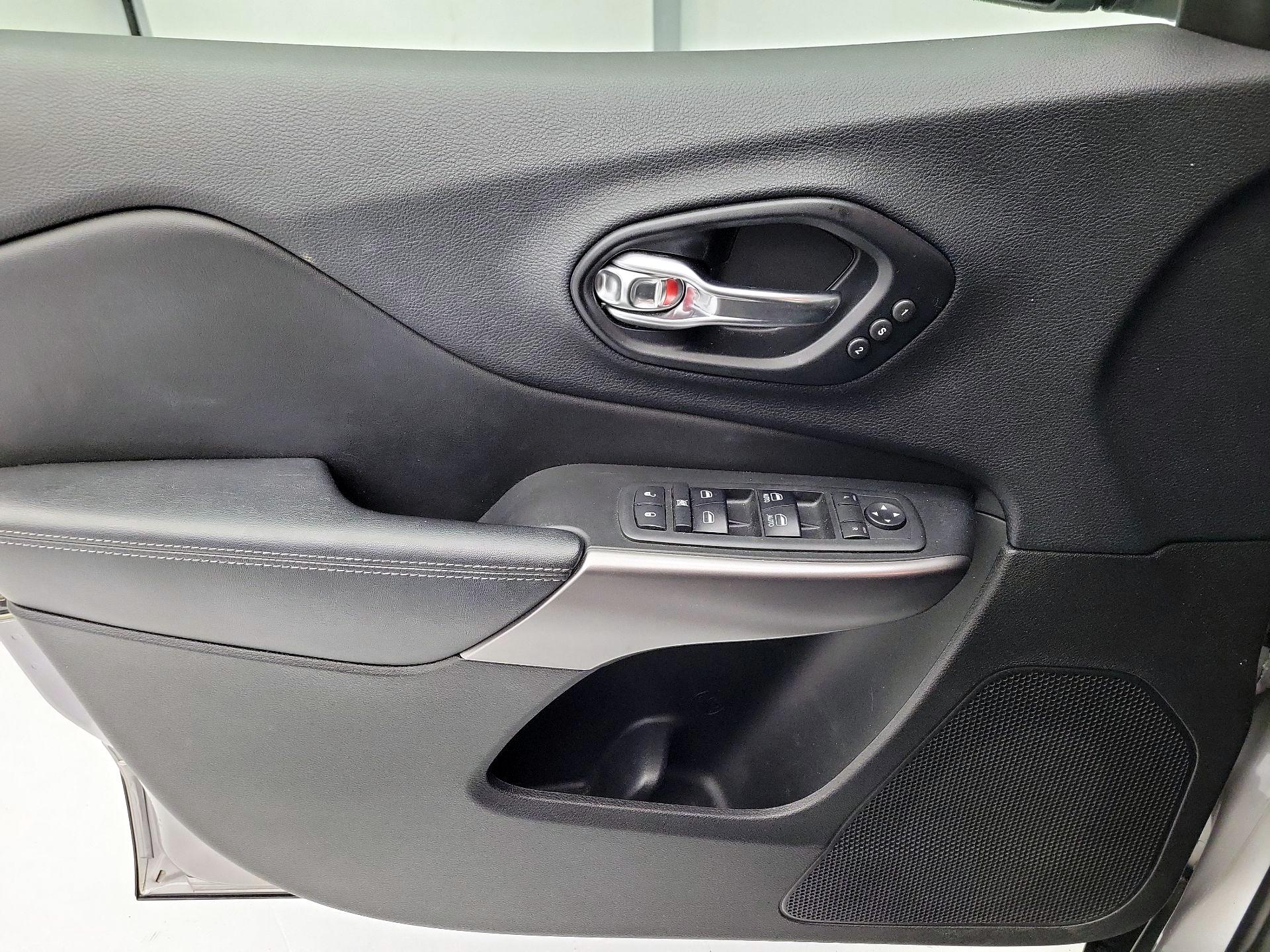 Thumbnail: 2019 Jeep Cherokee - 12