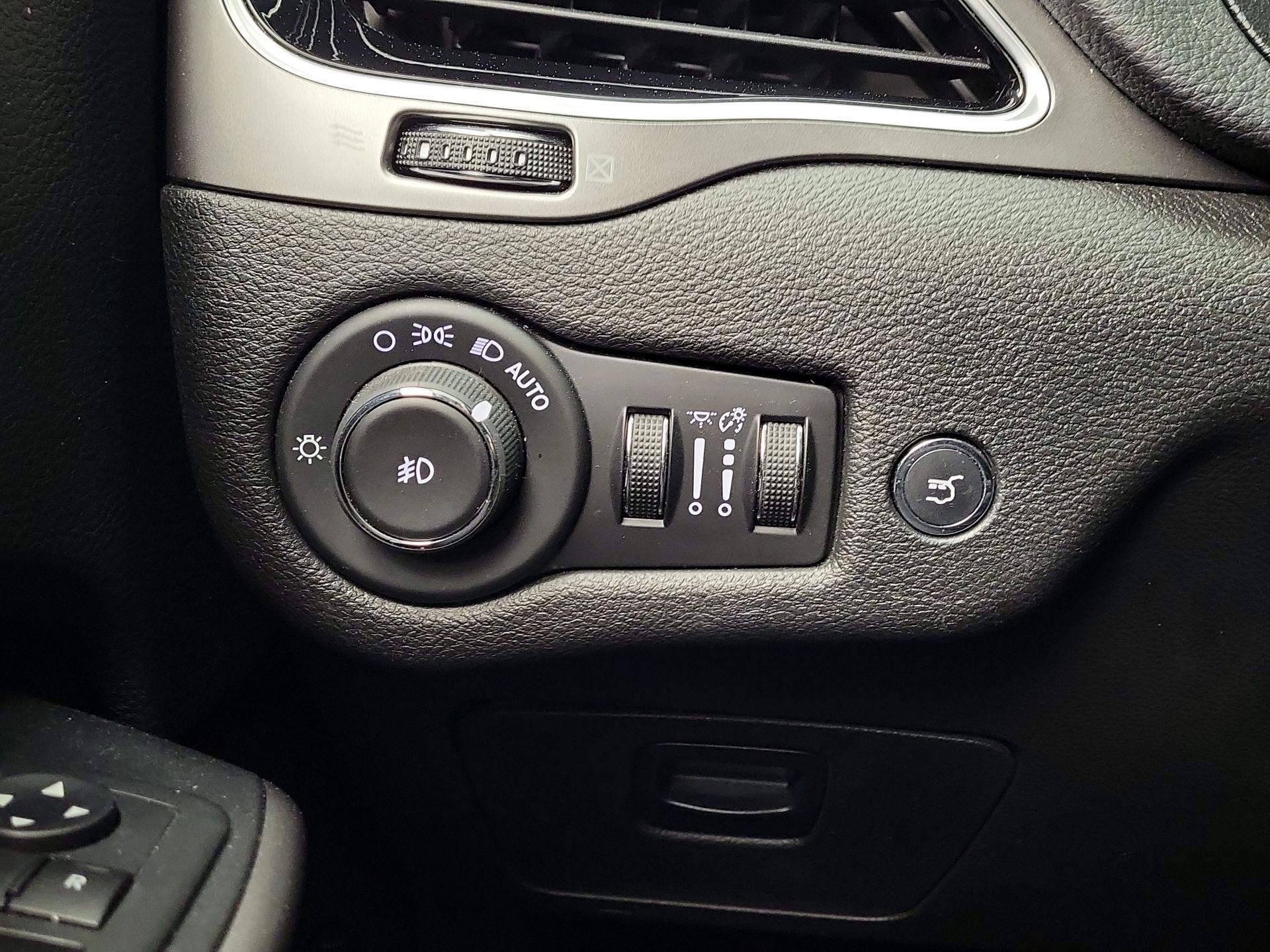 Thumbnail: 2019 Jeep Cherokee - 13