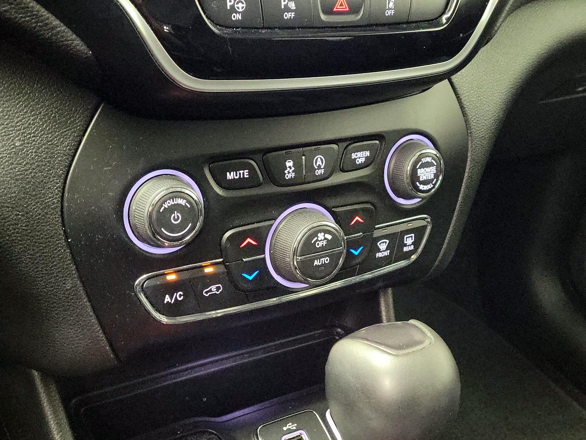 Thumbnail: 2019 Jeep Cherokee - 16