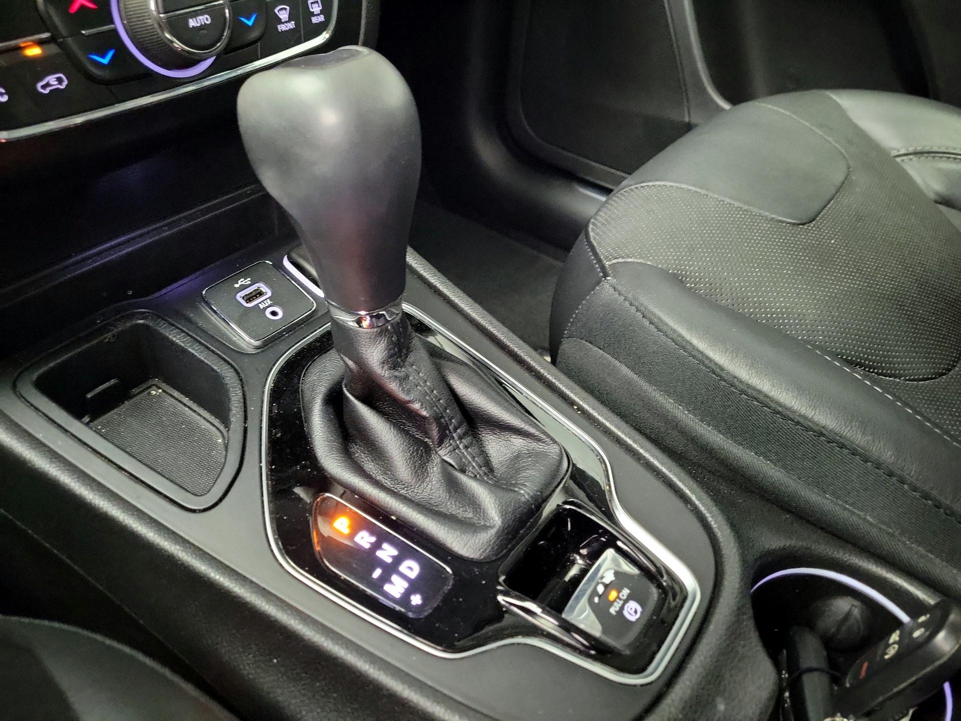 Thumbnail: 2019 Jeep Cherokee - 17