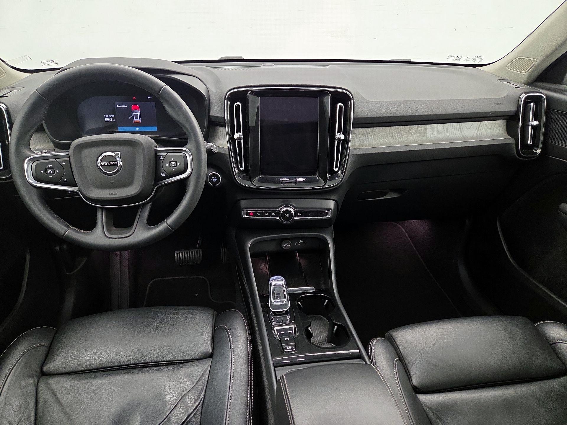 Thumbnail: 2023 Volvo XC40 - 9