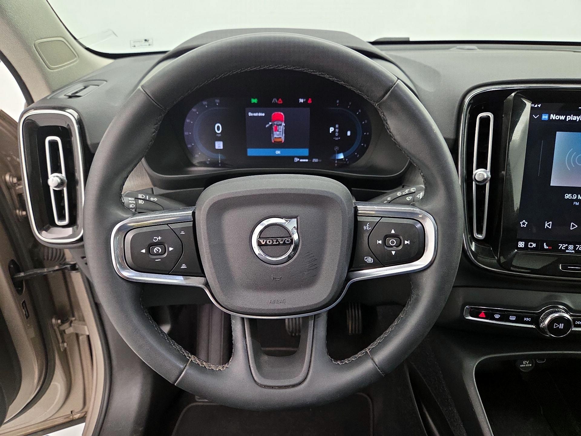 Thumbnail: 2023 Volvo XC40 - 10