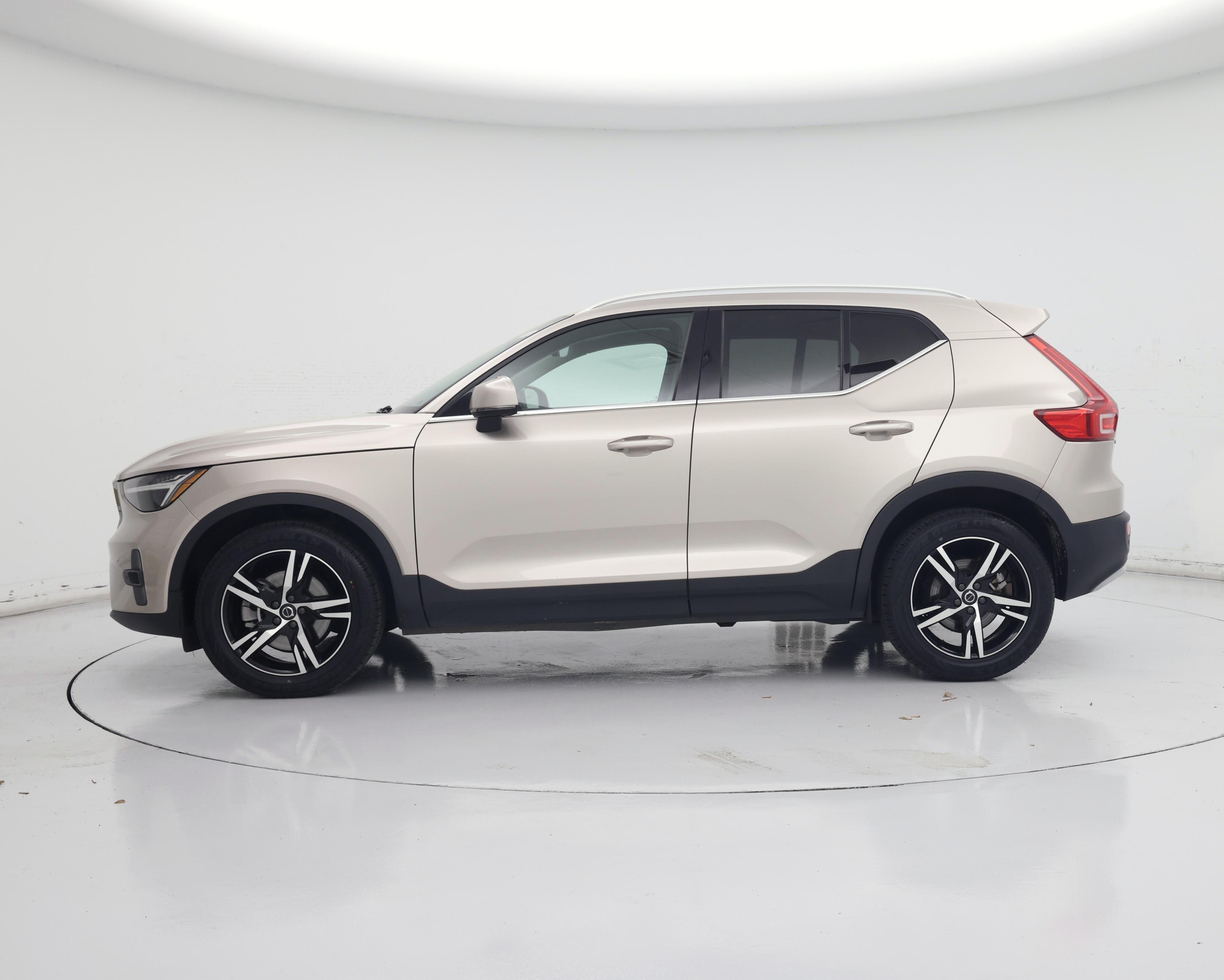 Thumbnail: 2023 Volvo XC40 - 3