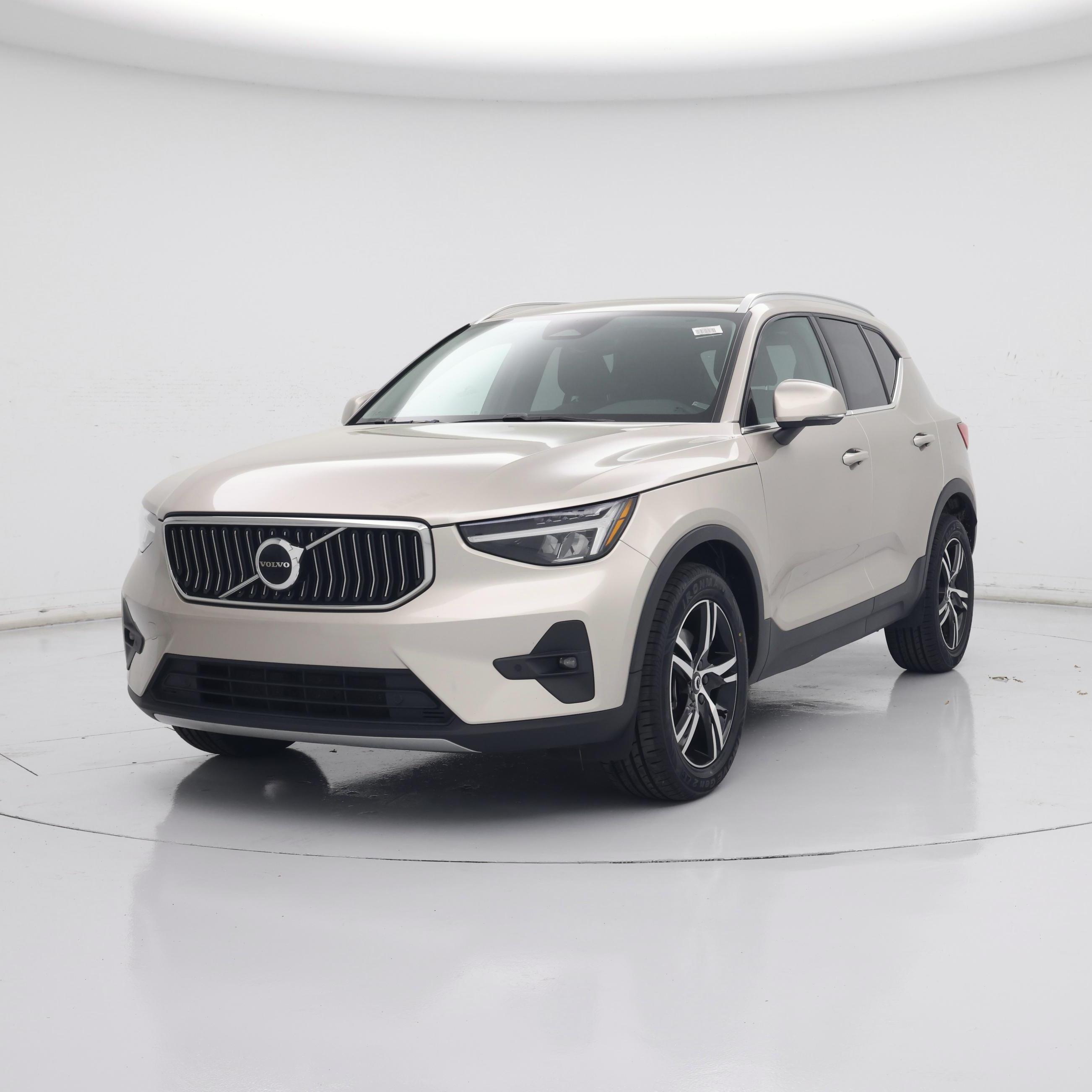 Thumbnail: 2023 Volvo XC40 - 4