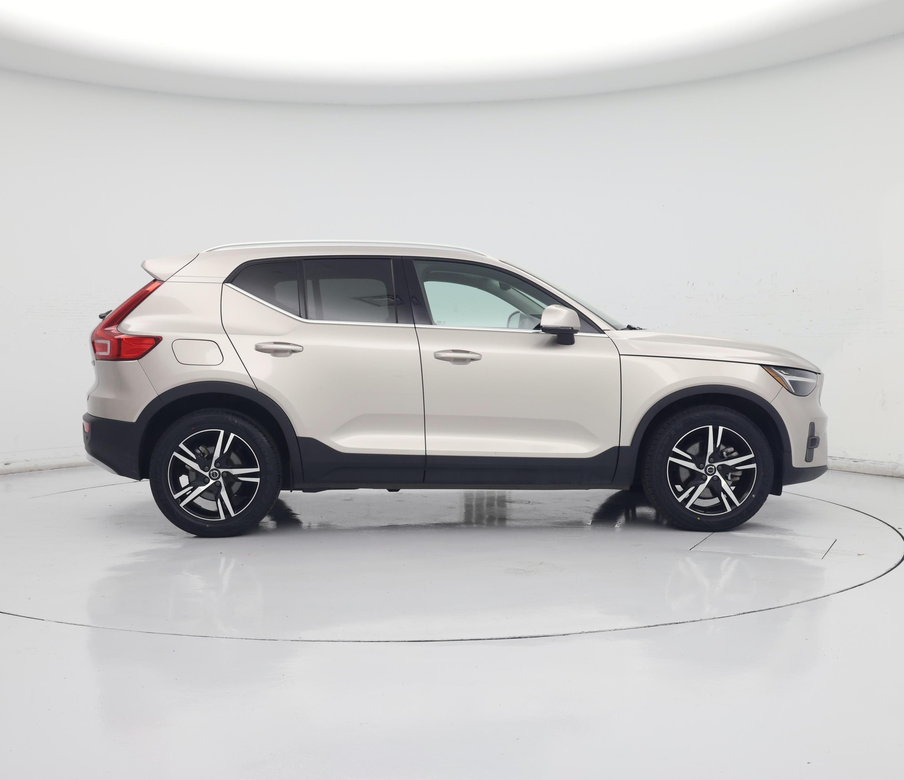 Thumbnail: 2023 Volvo XC40 - 7