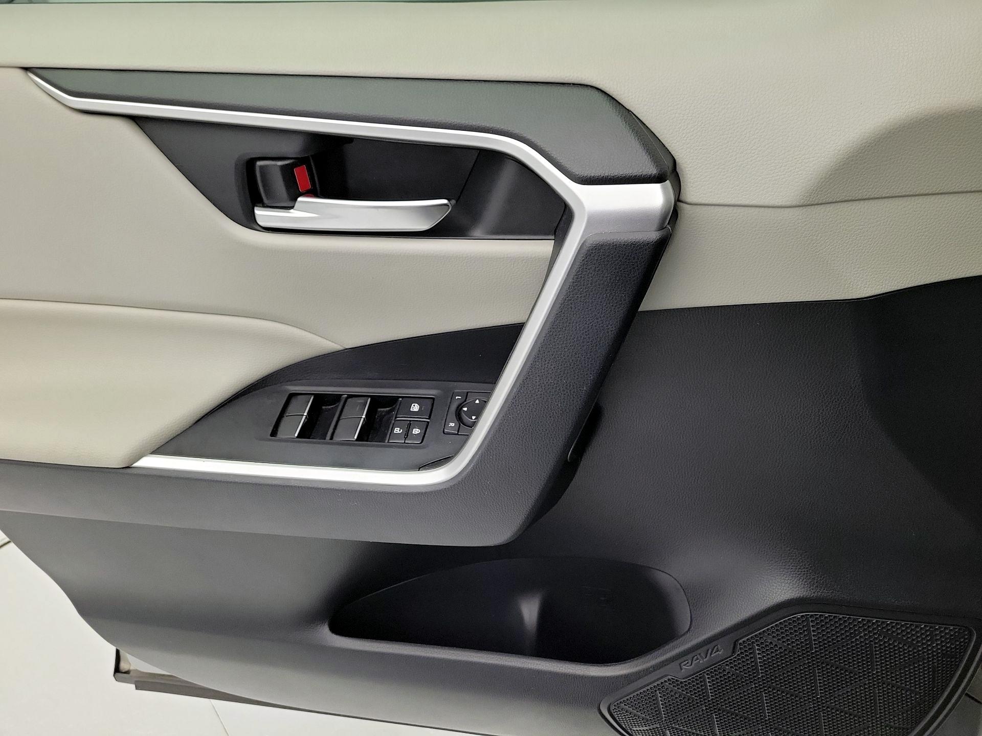 Thumbnail: 2019 Toyota RAV4 - 12