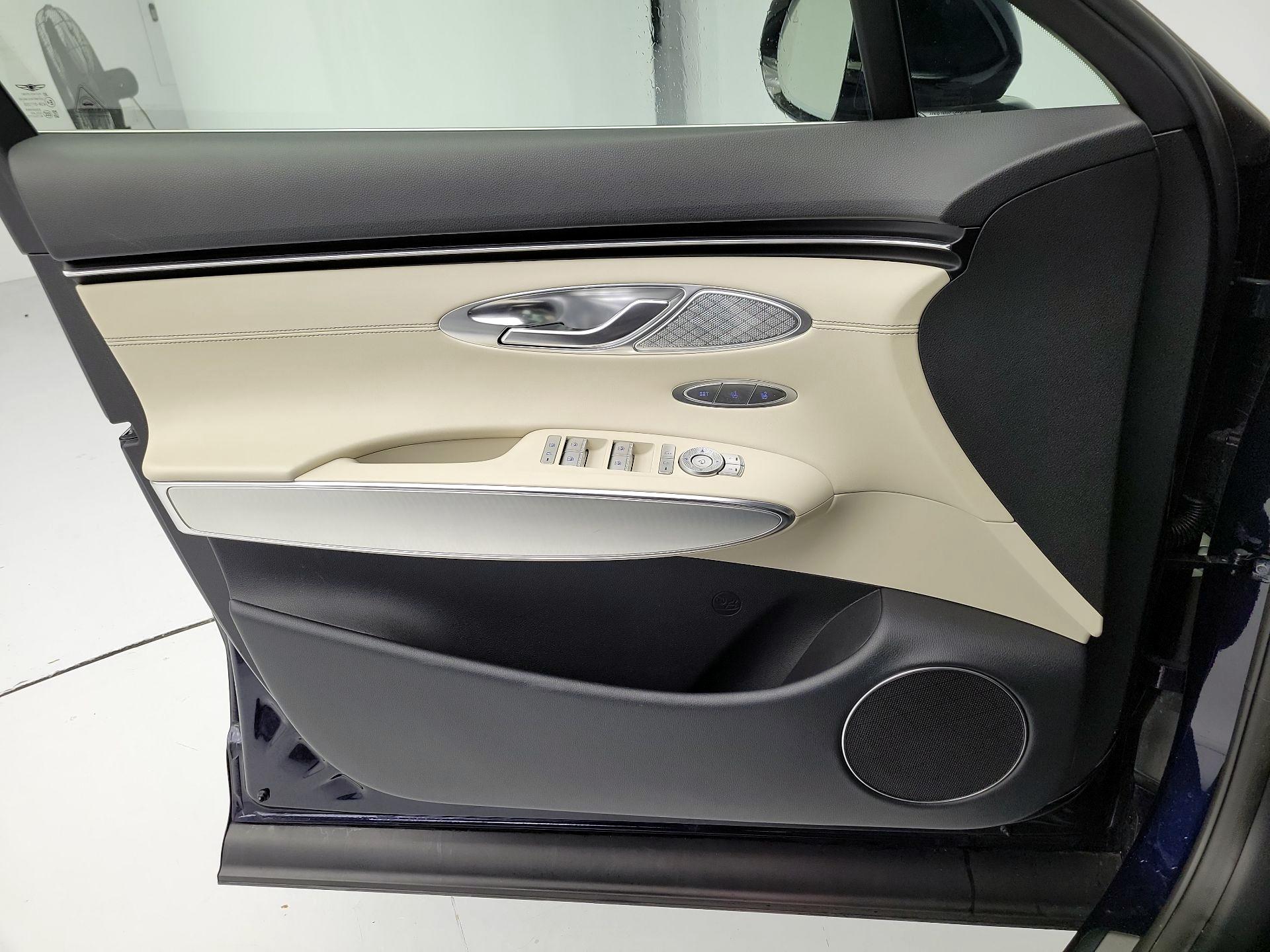 Thumbnail: 2023 Genesis GV70 - 12