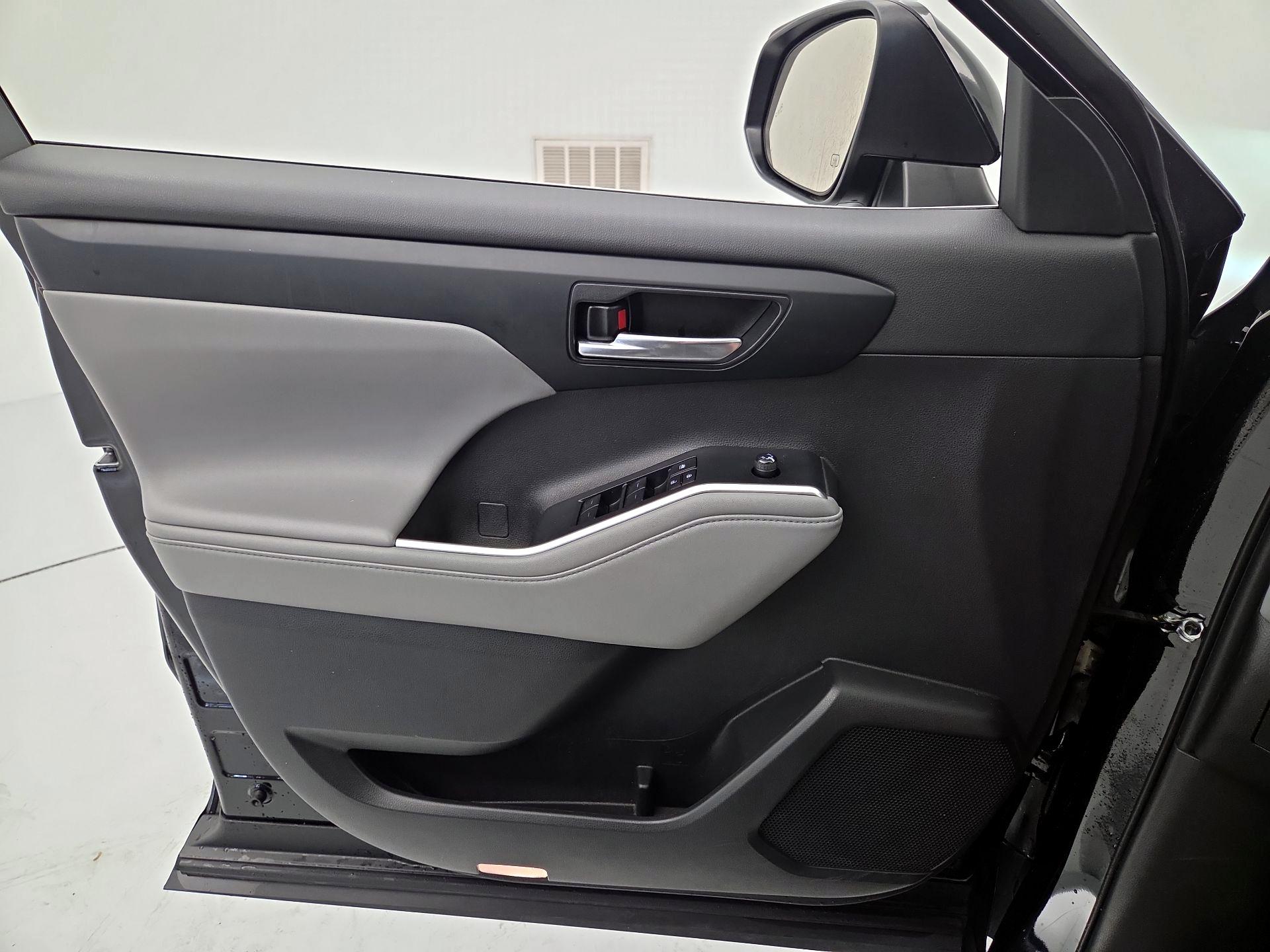 Thumbnail: 2022 Toyota Highlander - 12