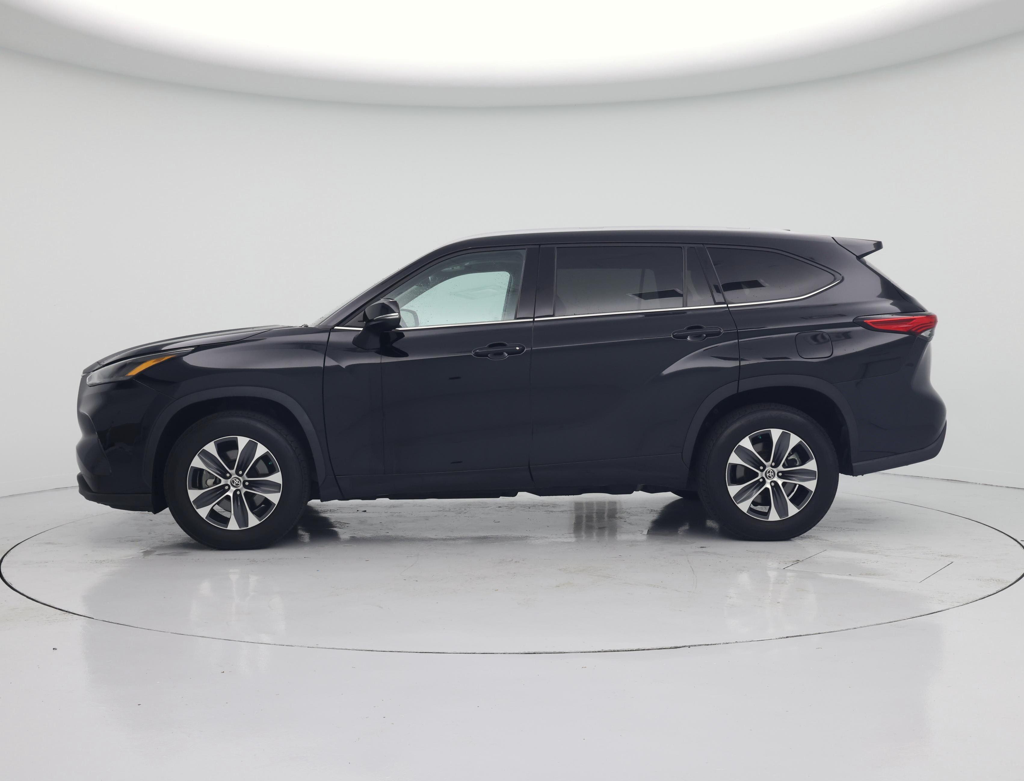 Thumbnail: 2022 Toyota Highlander - 3