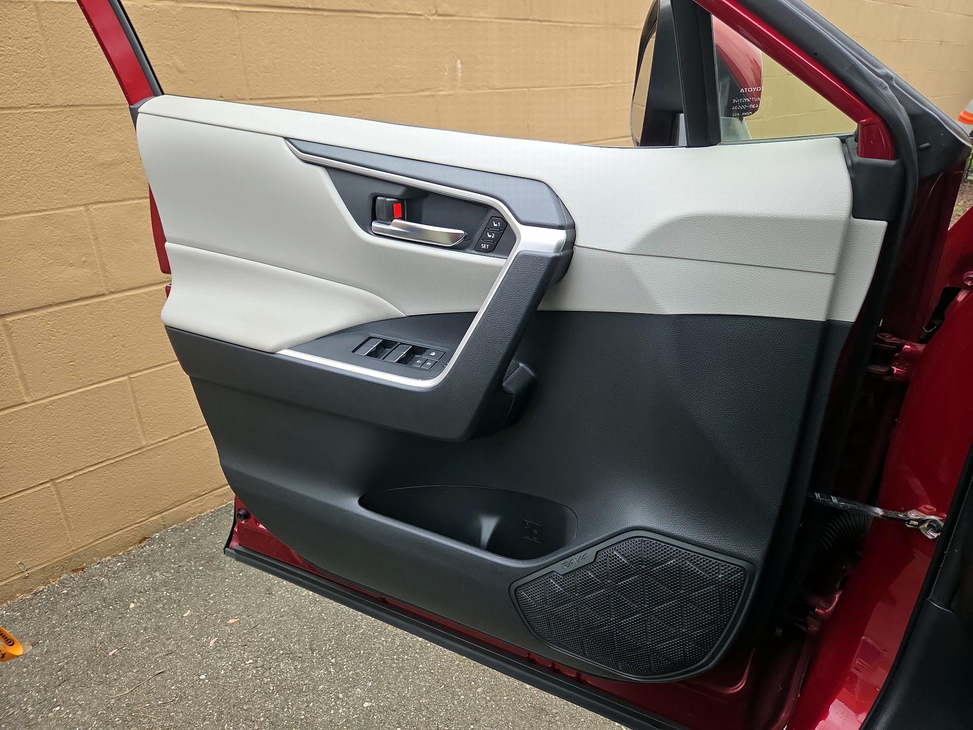 Thumbnail: 2020 Toyota RAV4 - 10