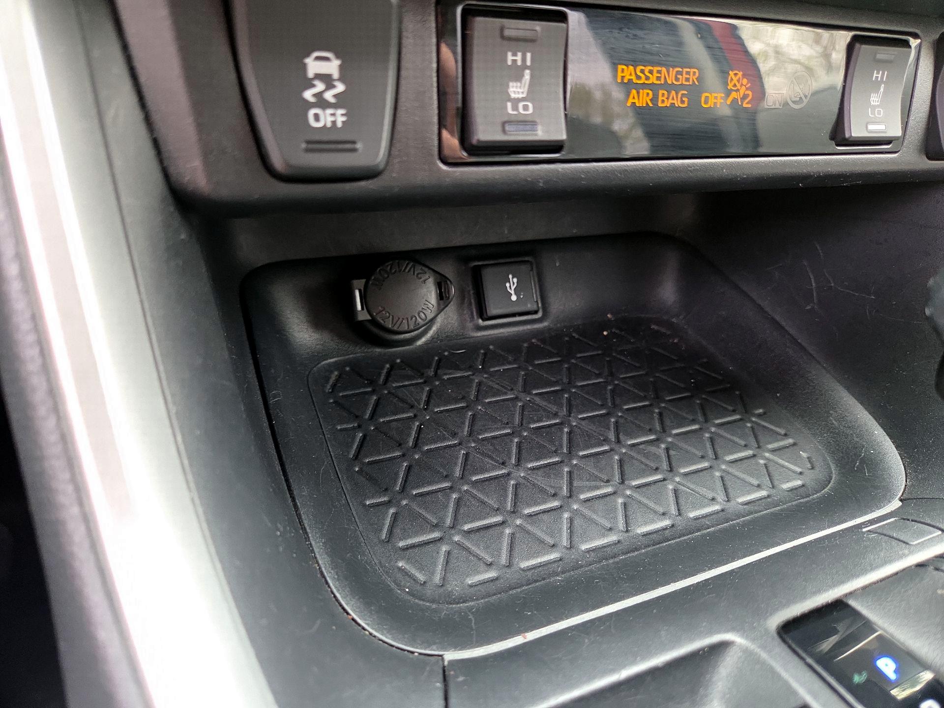 Thumbnail: 2020 Toyota RAV4 - 16