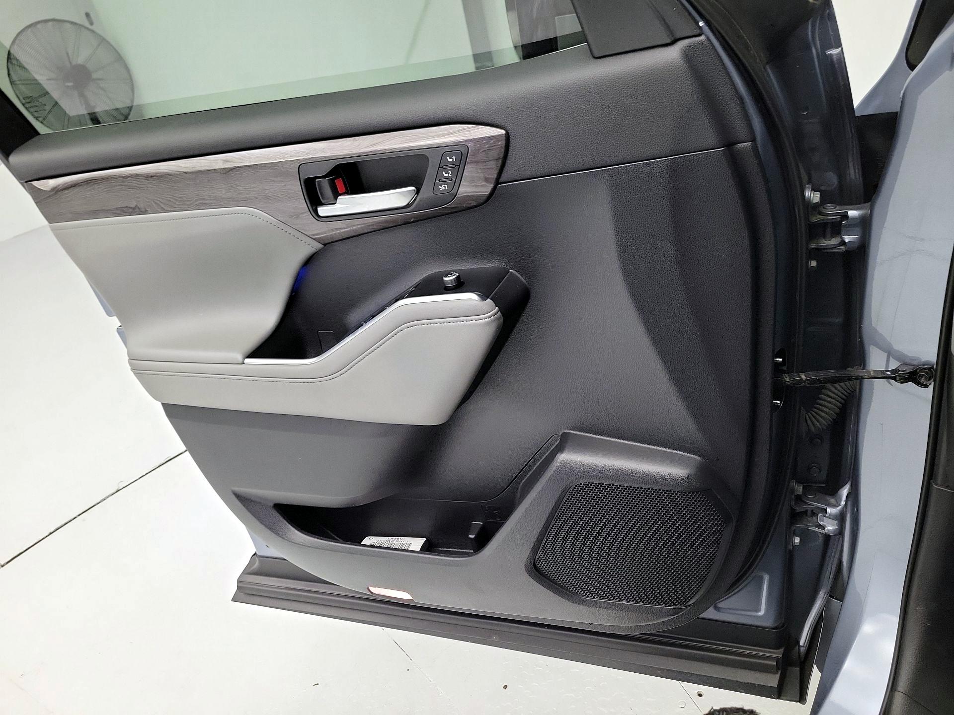 Thumbnail: 2020 Toyota Highlander - 12