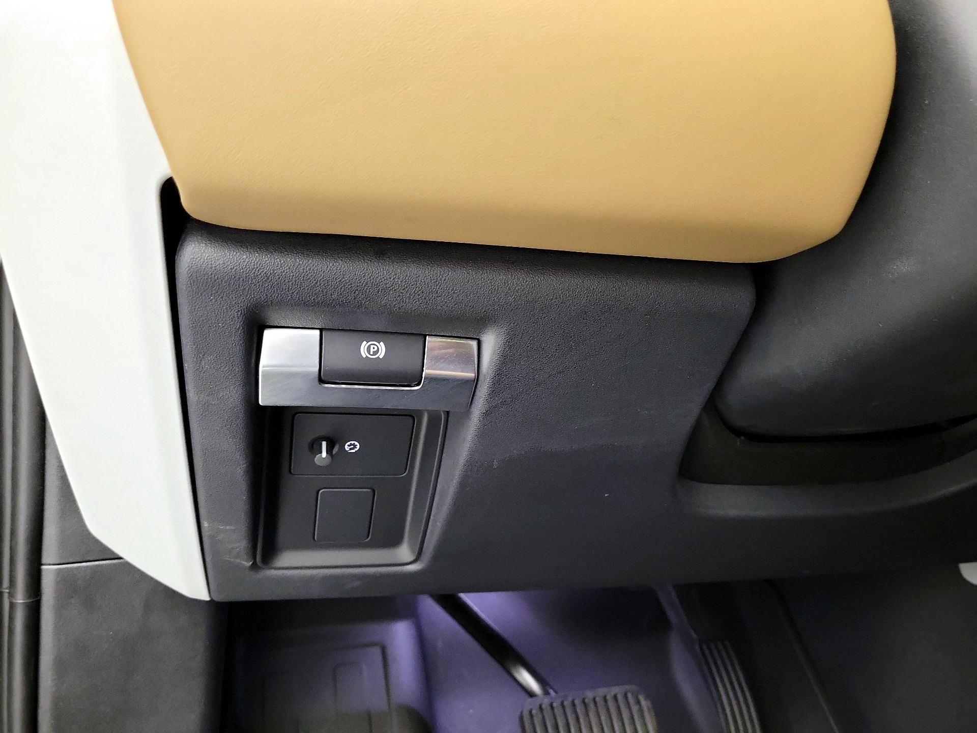 Thumbnail: 2025 Land Rover Defender - 13