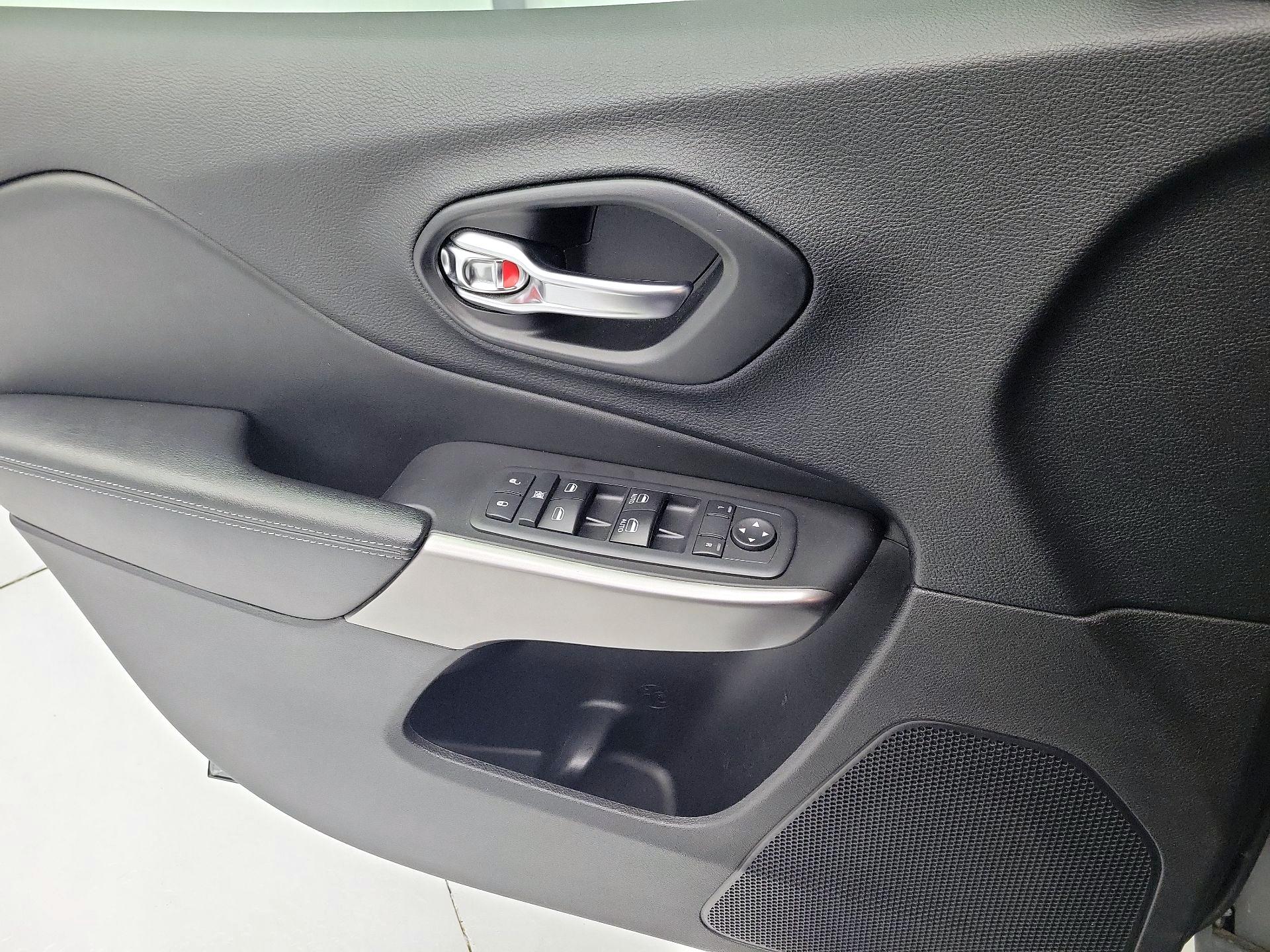 Thumbnail: 2020 Jeep Cherokee - 12