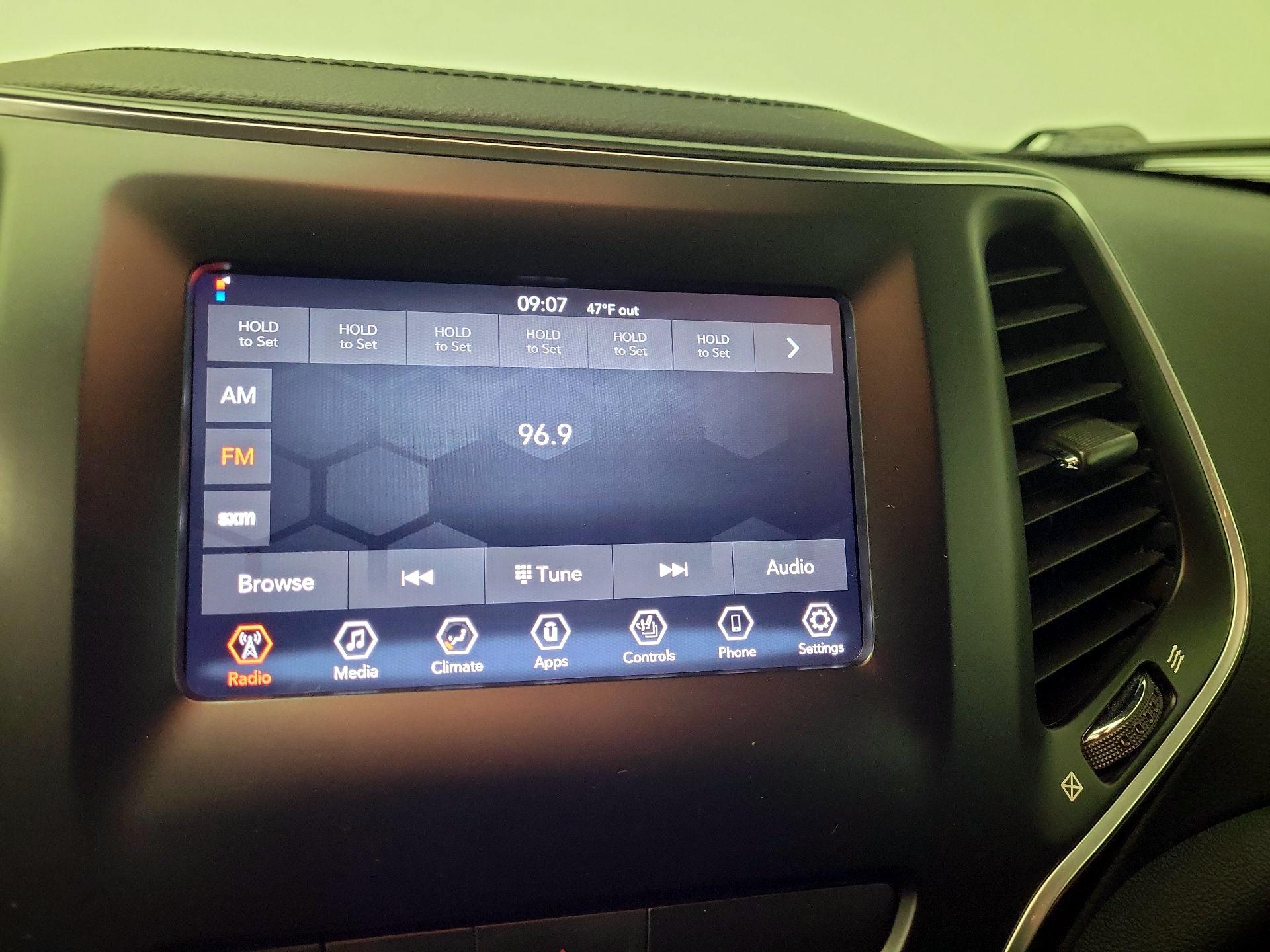 Thumbnail: 2020 Jeep Cherokee - 15