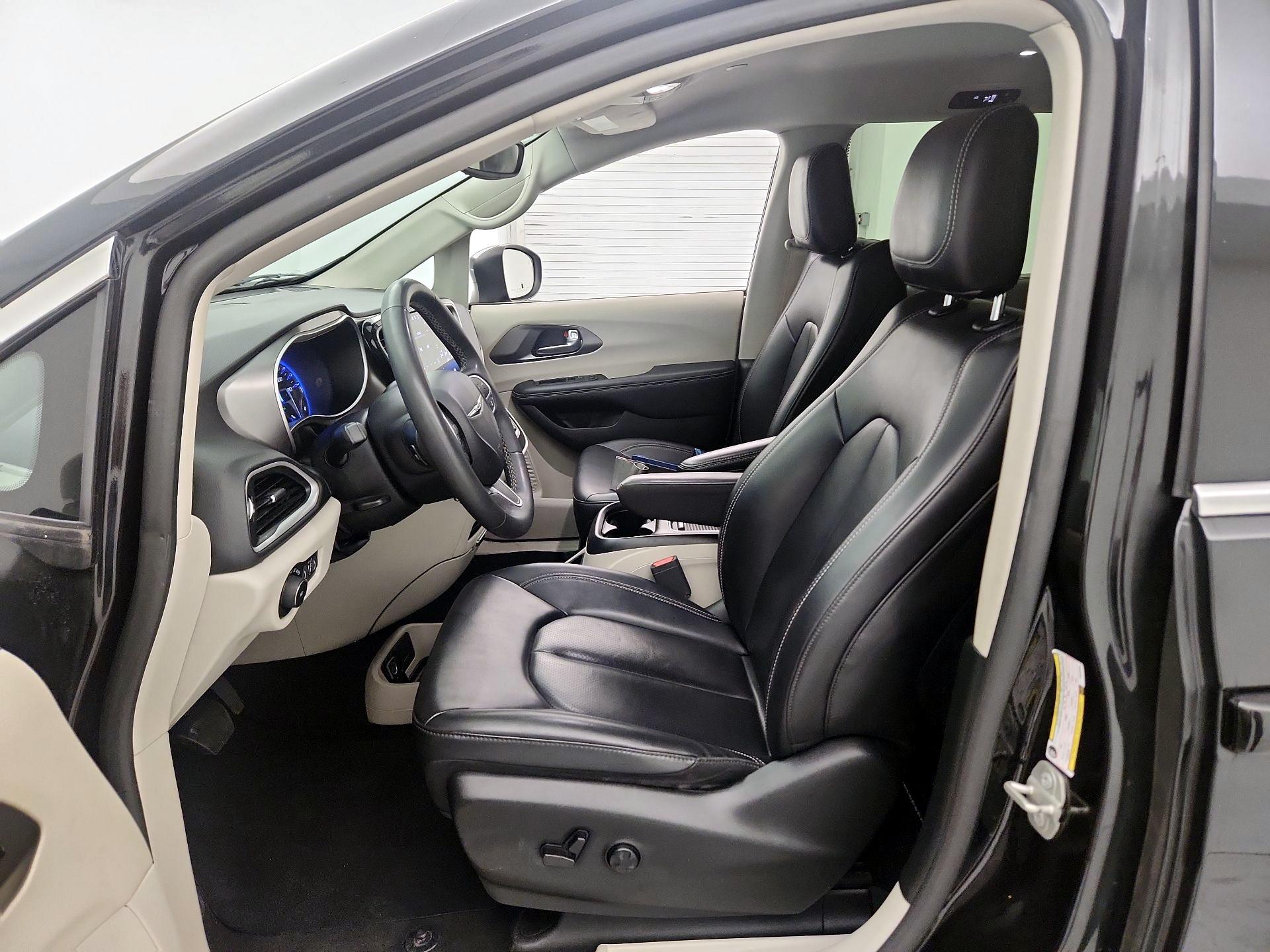 Thumbnail: 2023 Chrysler Pacifica - 11