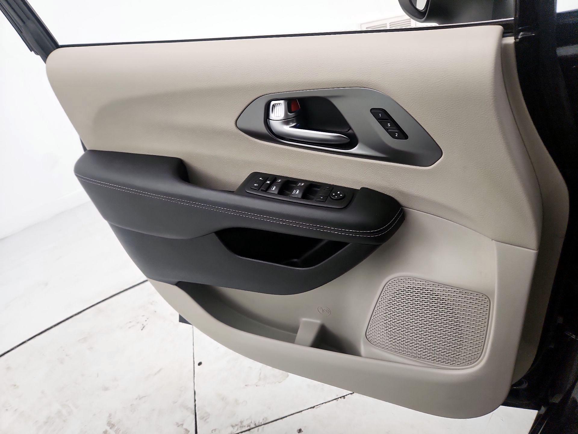 Thumbnail: 2023 Chrysler Pacifica - 12