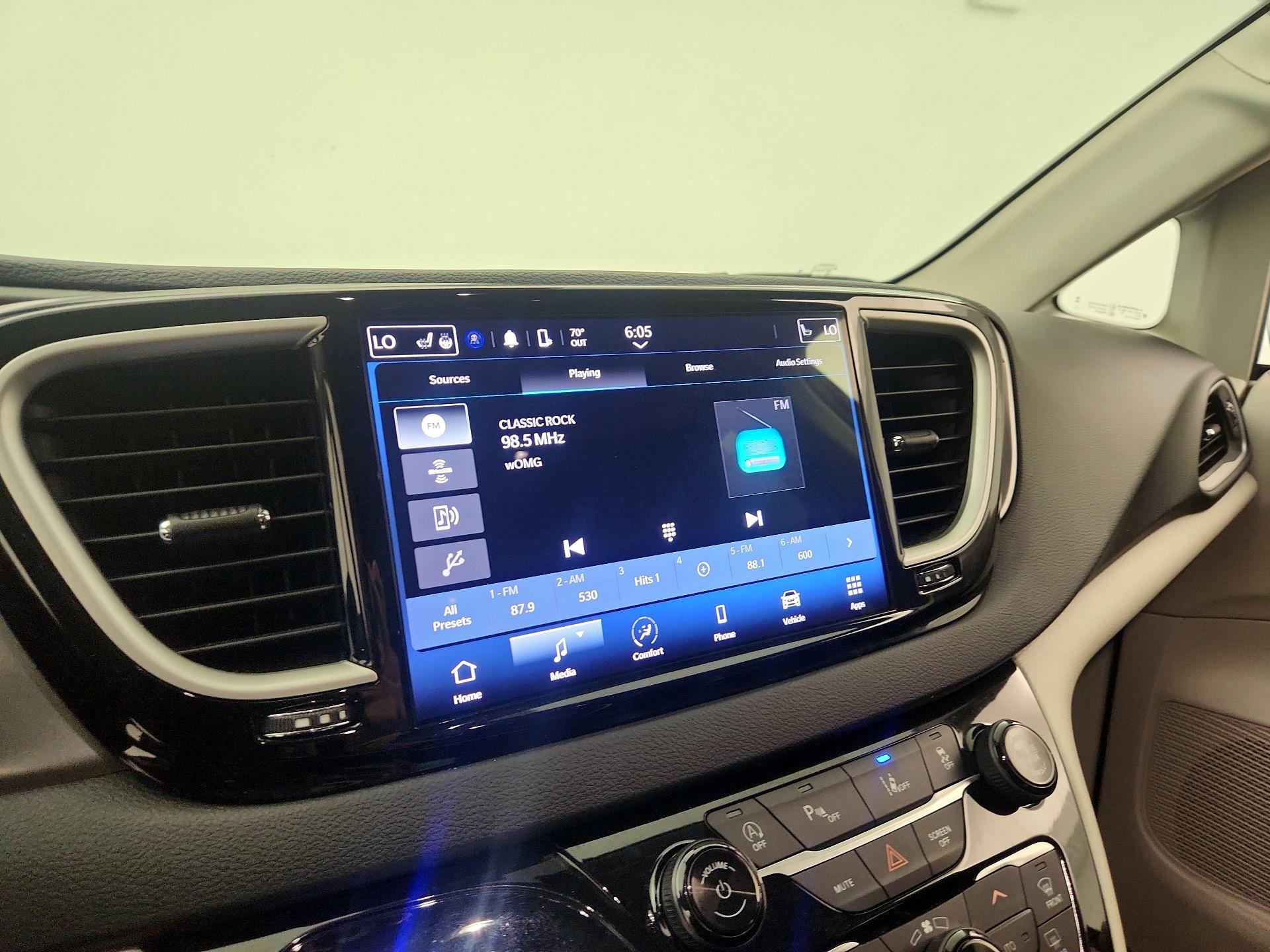 Thumbnail: 2023 Chrysler Pacifica - 15