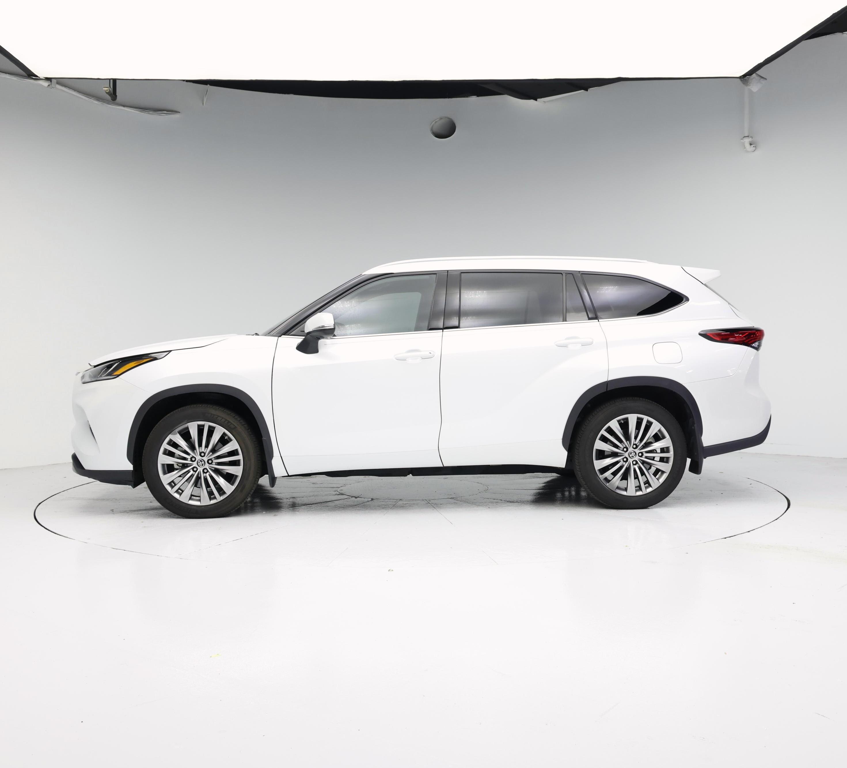 Thumbnail: 2023 Toyota Highlander - 3