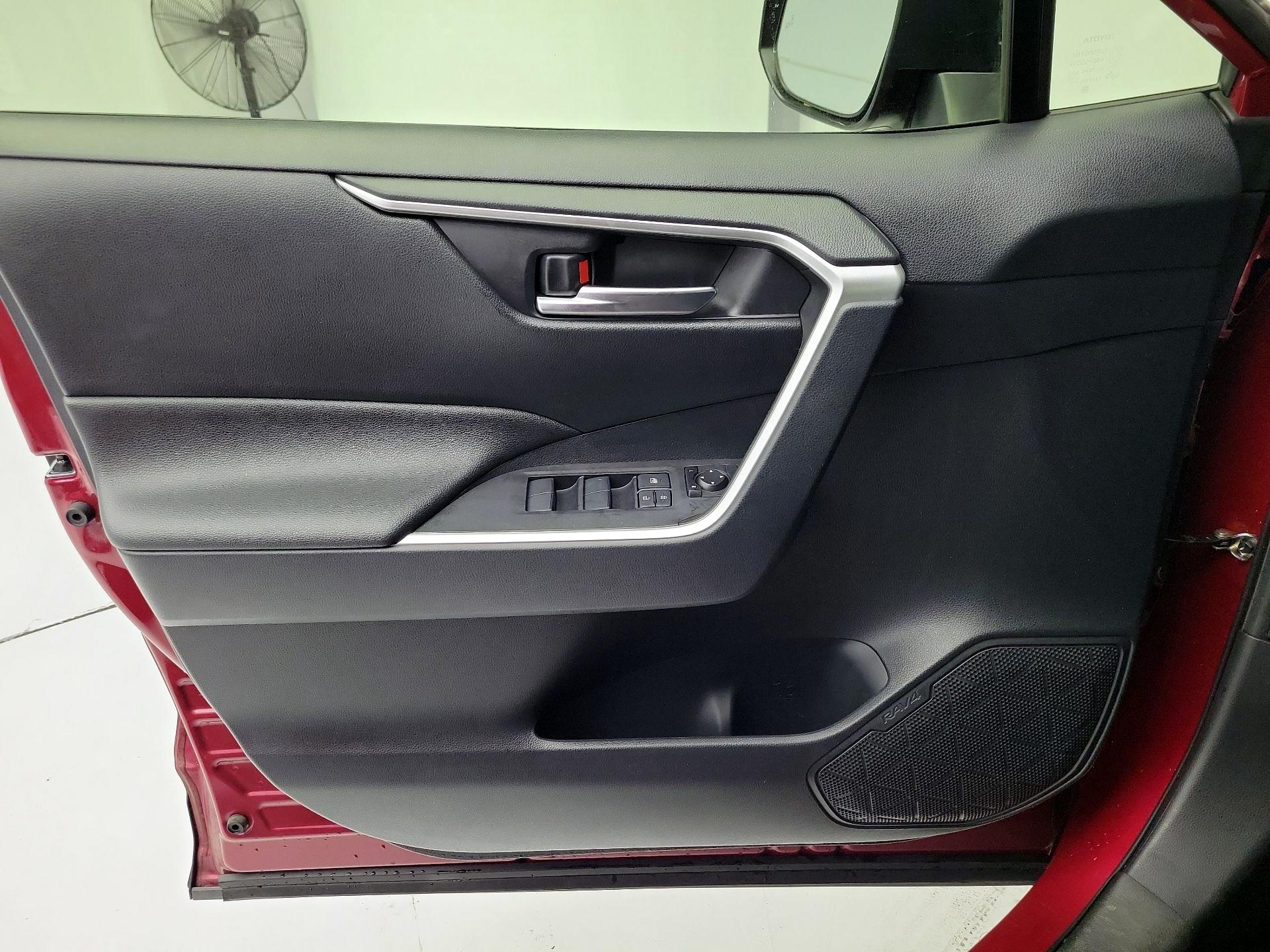 Thumbnail: 2019 Toyota RAV4 - 12