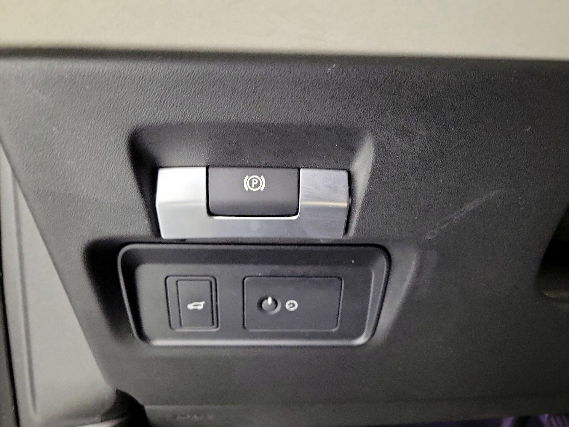 Thumbnail: 2021 Land Rover Discovery Sport - 13