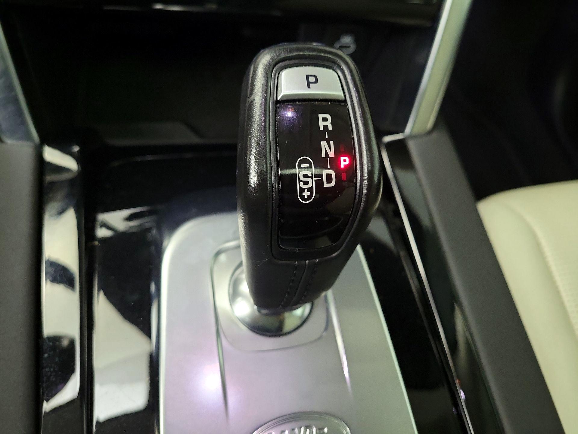 Thumbnail: 2021 Land Rover Discovery Sport - 18