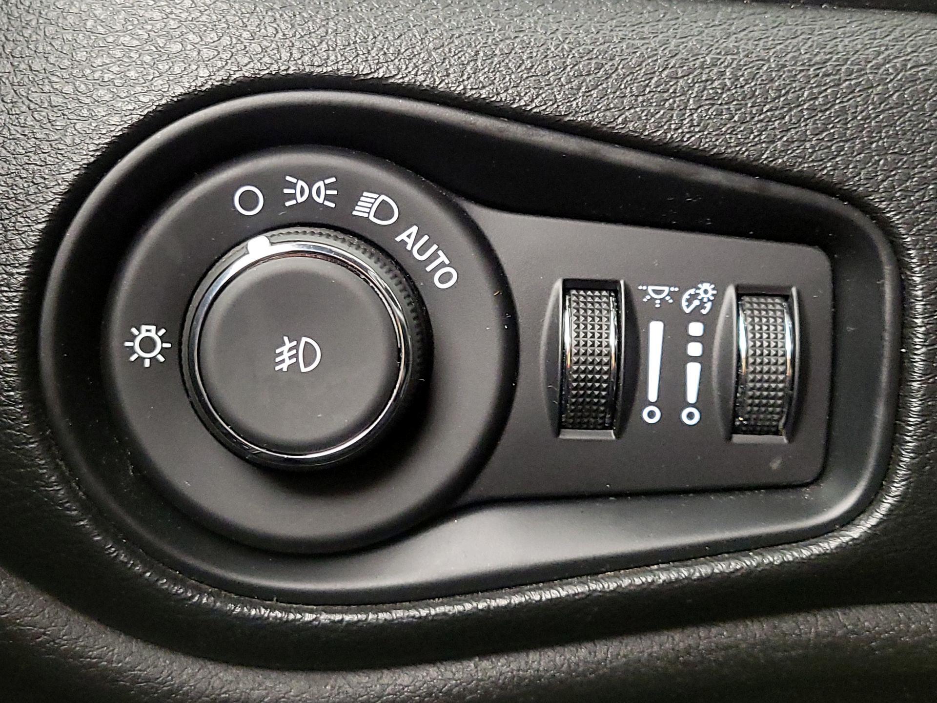 Thumbnail: 2021 Jeep Renegade - 13