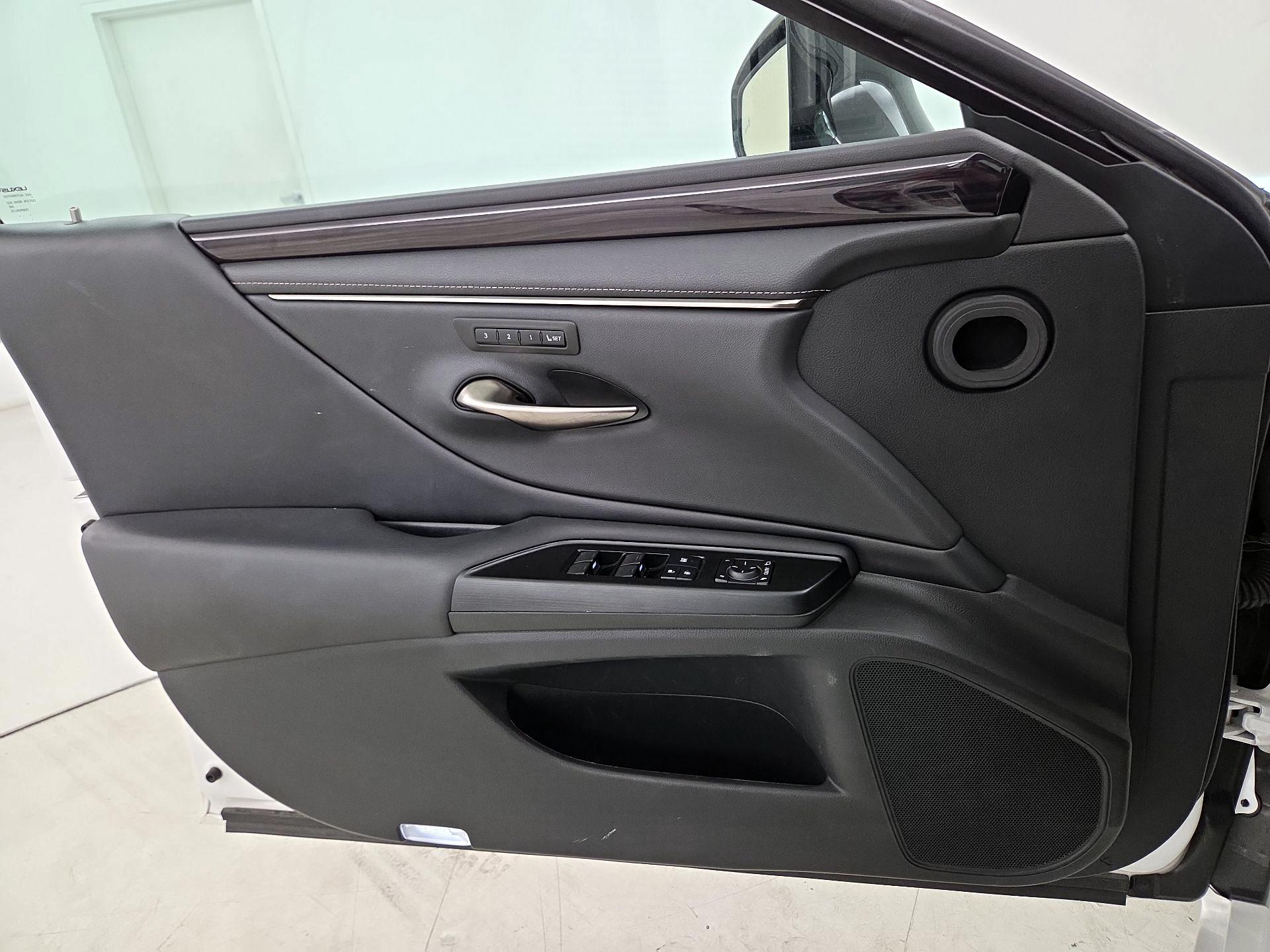 Thumbnail: 2020 Lexus ES - 12