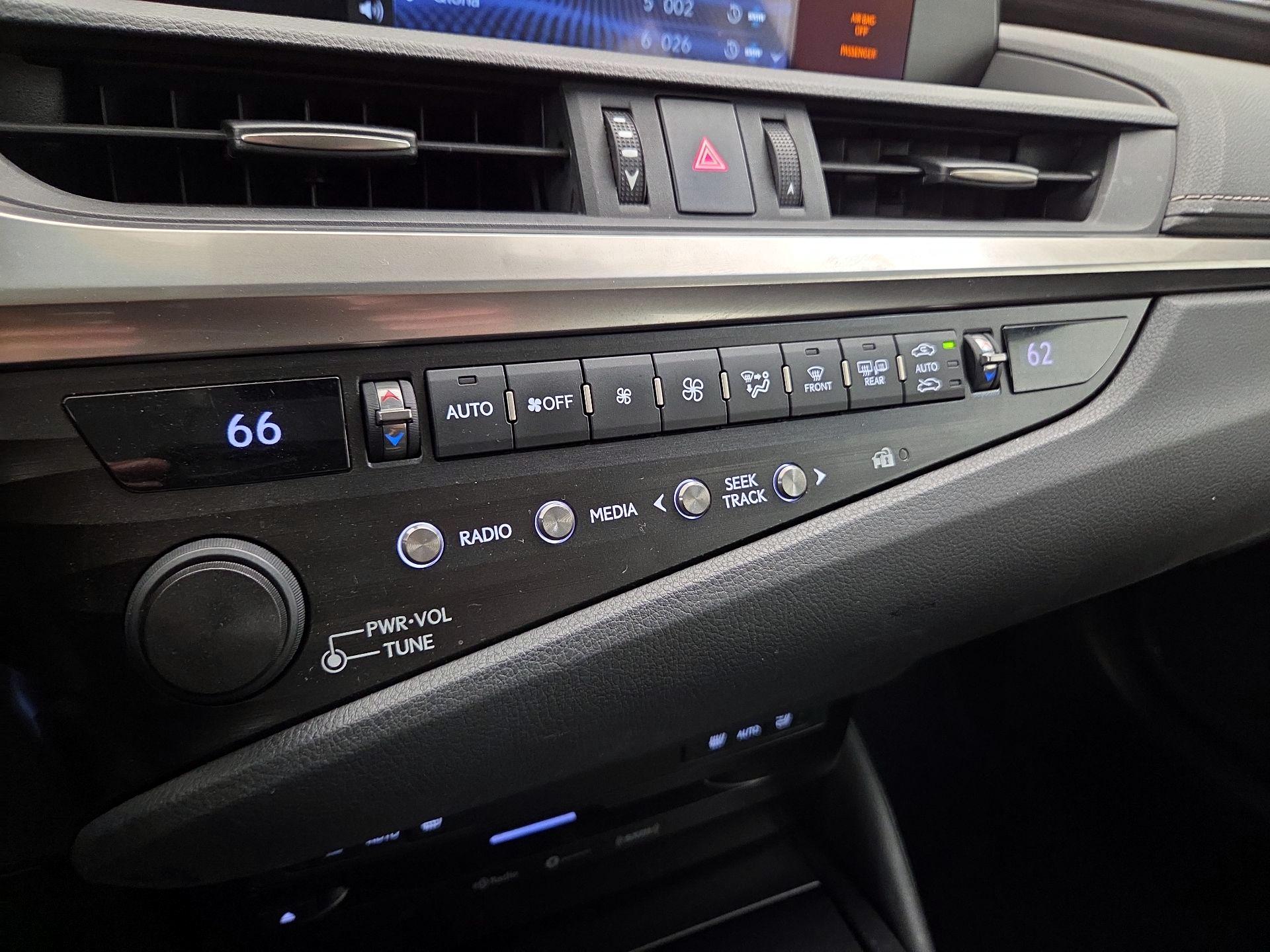 Thumbnail: 2020 Lexus ES - 16