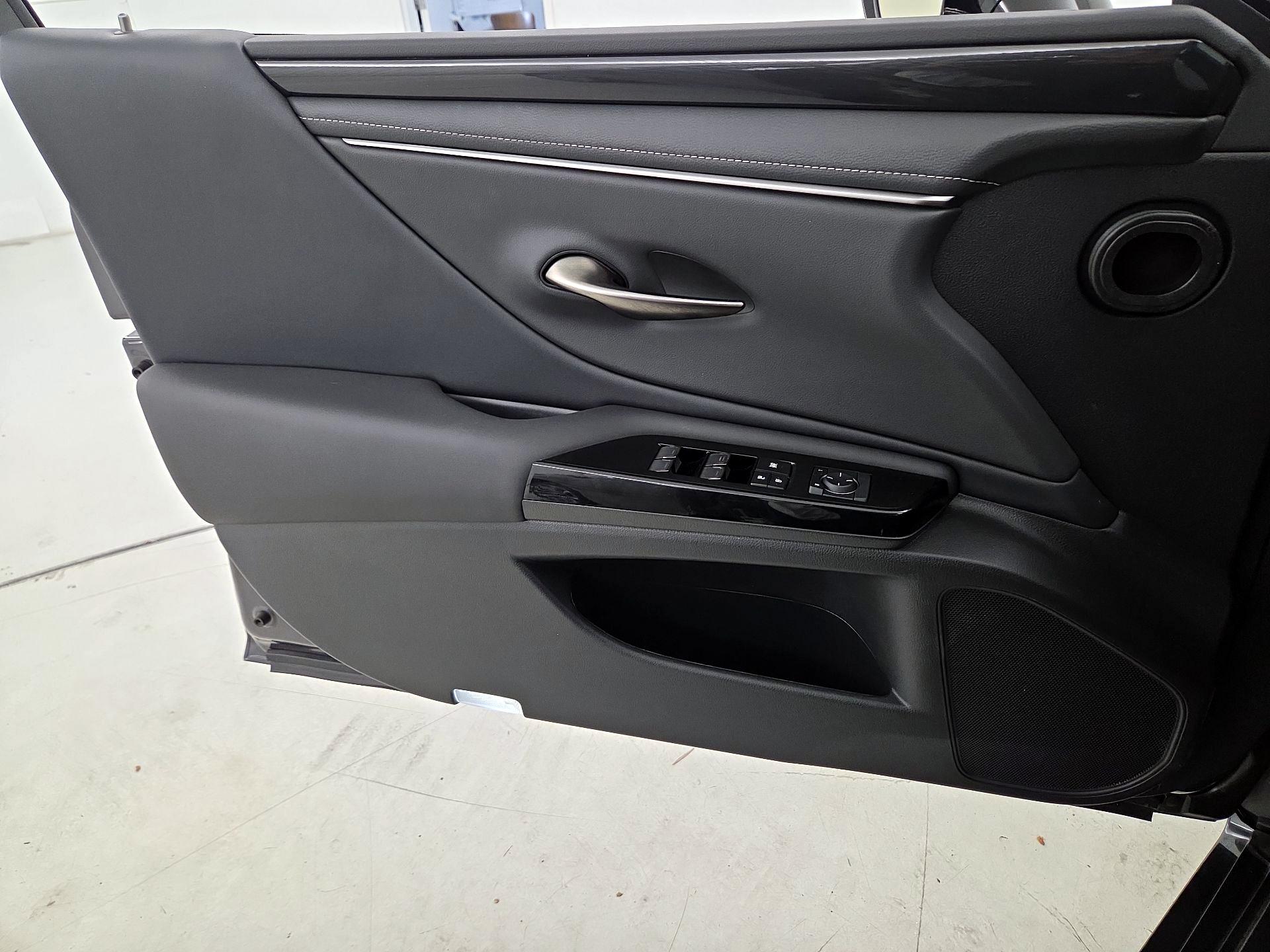 Thumbnail: 2025 Lexus ES - 12